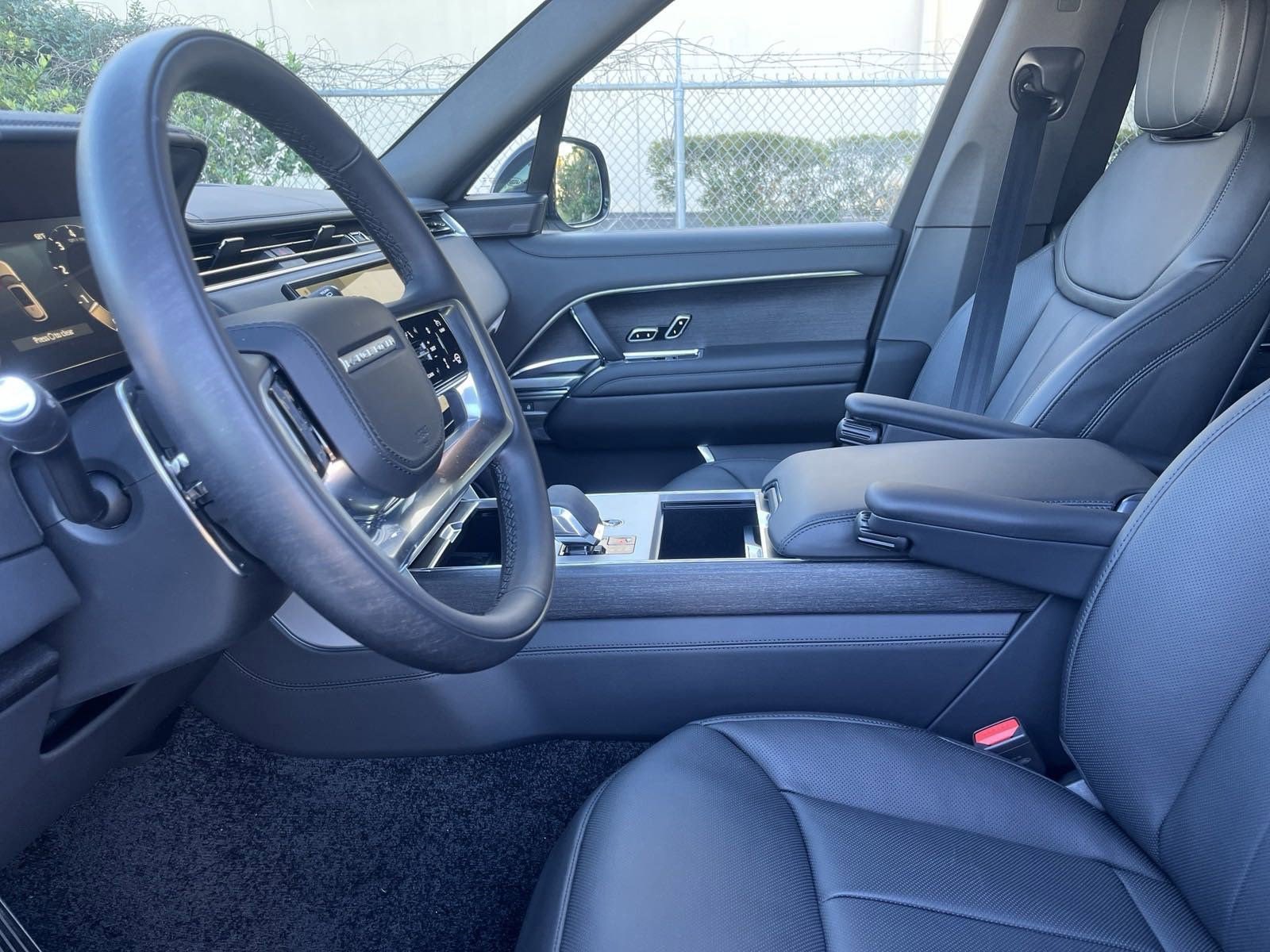 2025 Land Rover Range Rover SE photo 3