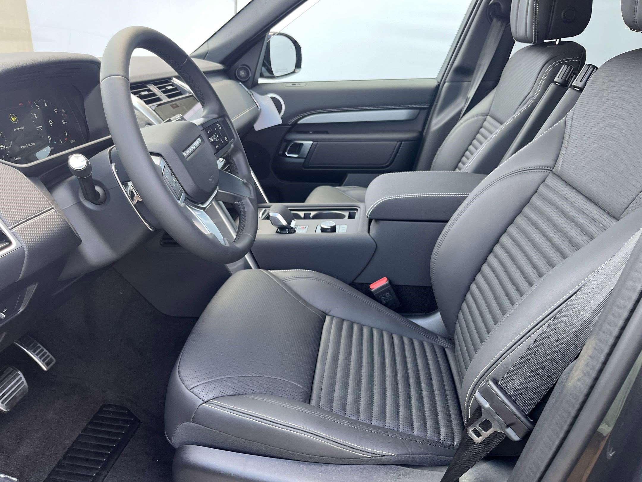 2025 Land Rover Discovery P360 Dynamic SE photo 4