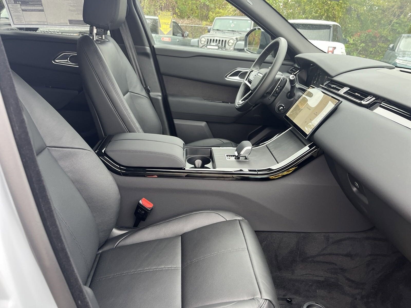 2025 Land Rover Range Rover Velar SE photo 4