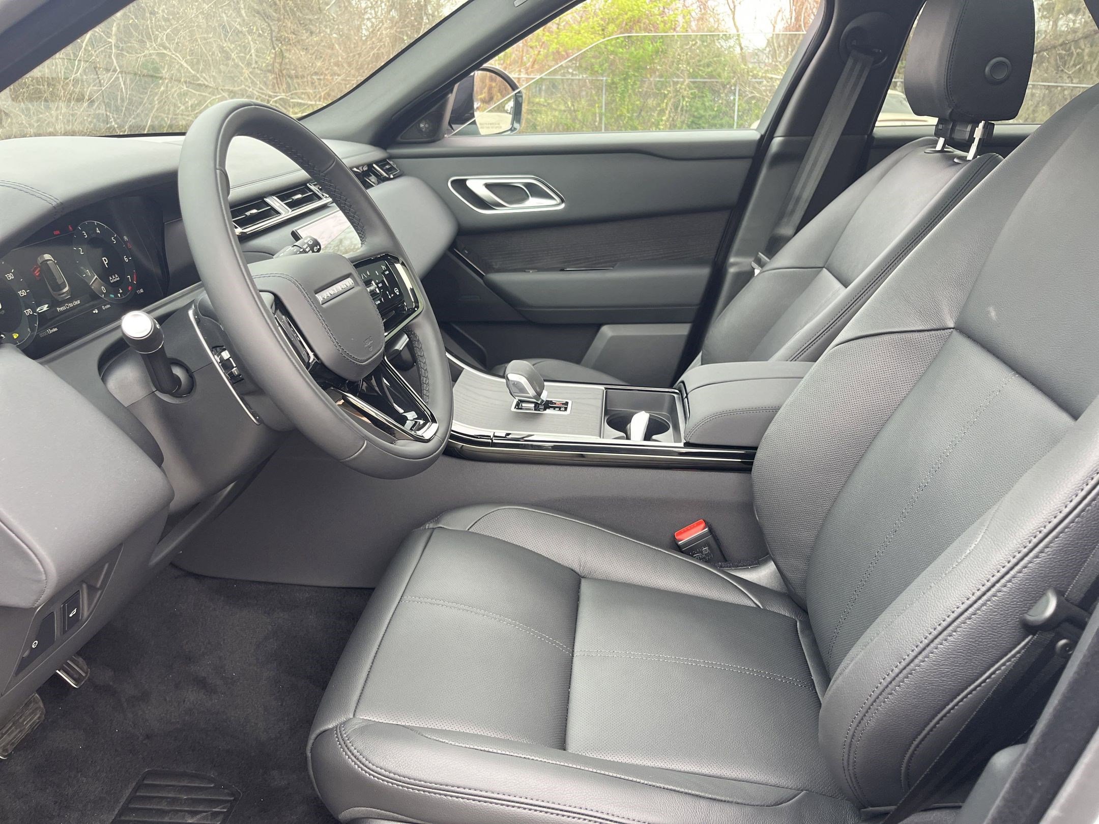 2026 Land Rover Range Rover Velar P400 Dynamic SE photo 4