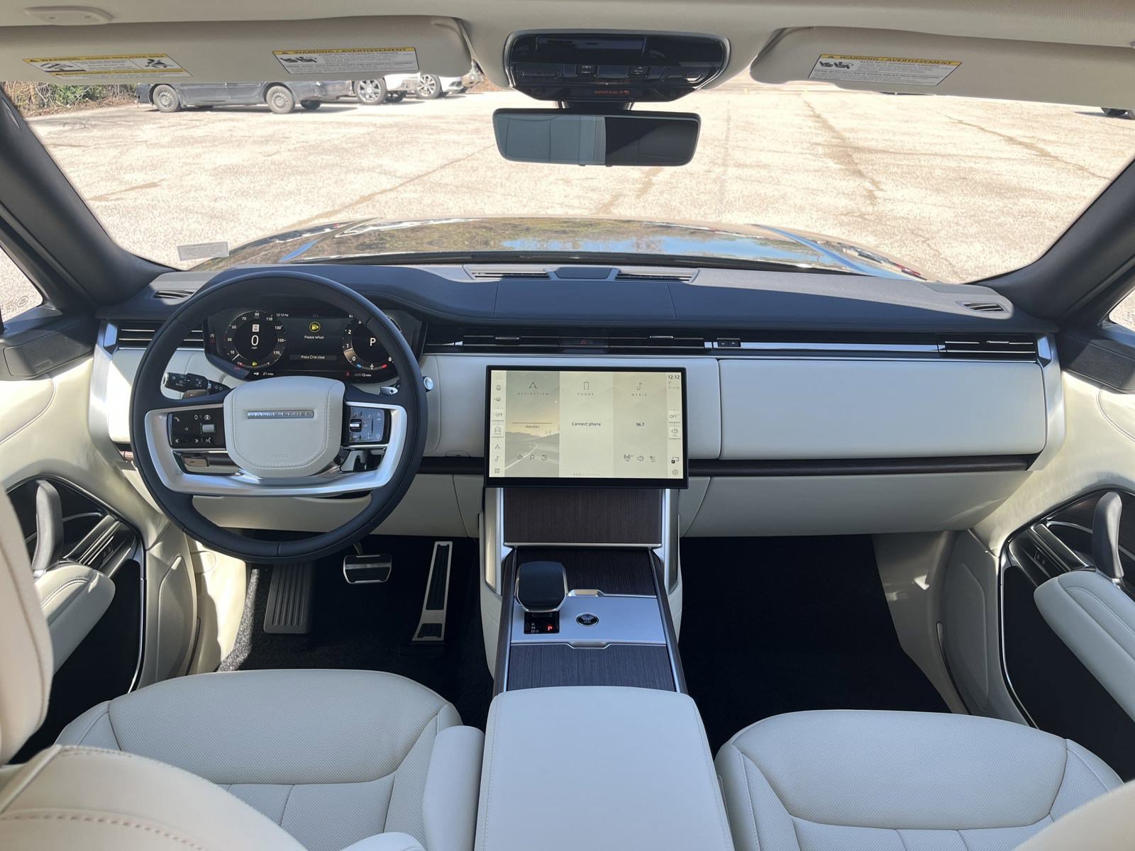 2025 Land Rover Range Rover SE photo 3
