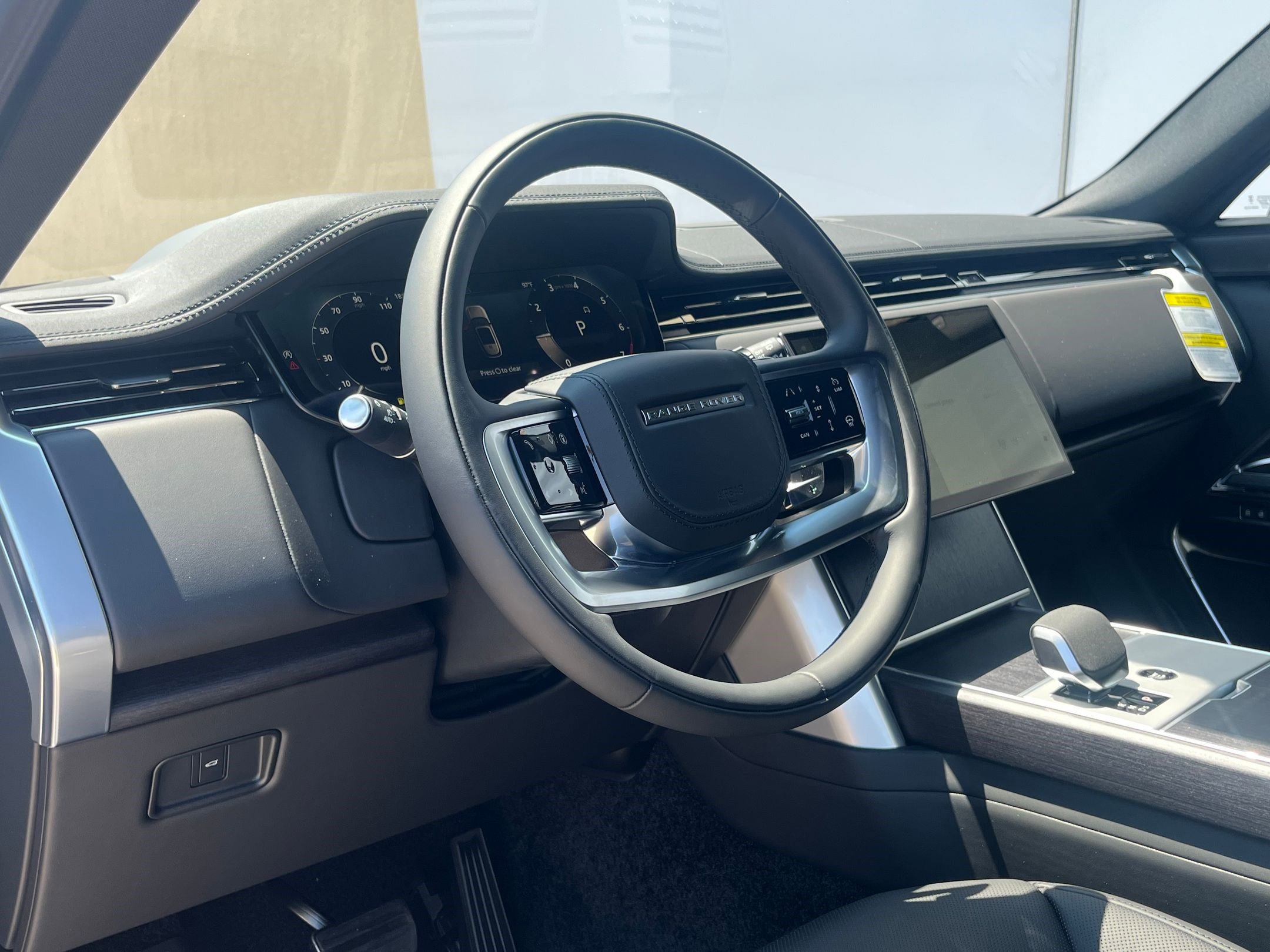 2025 Land Rover Range Rover SE photo 3