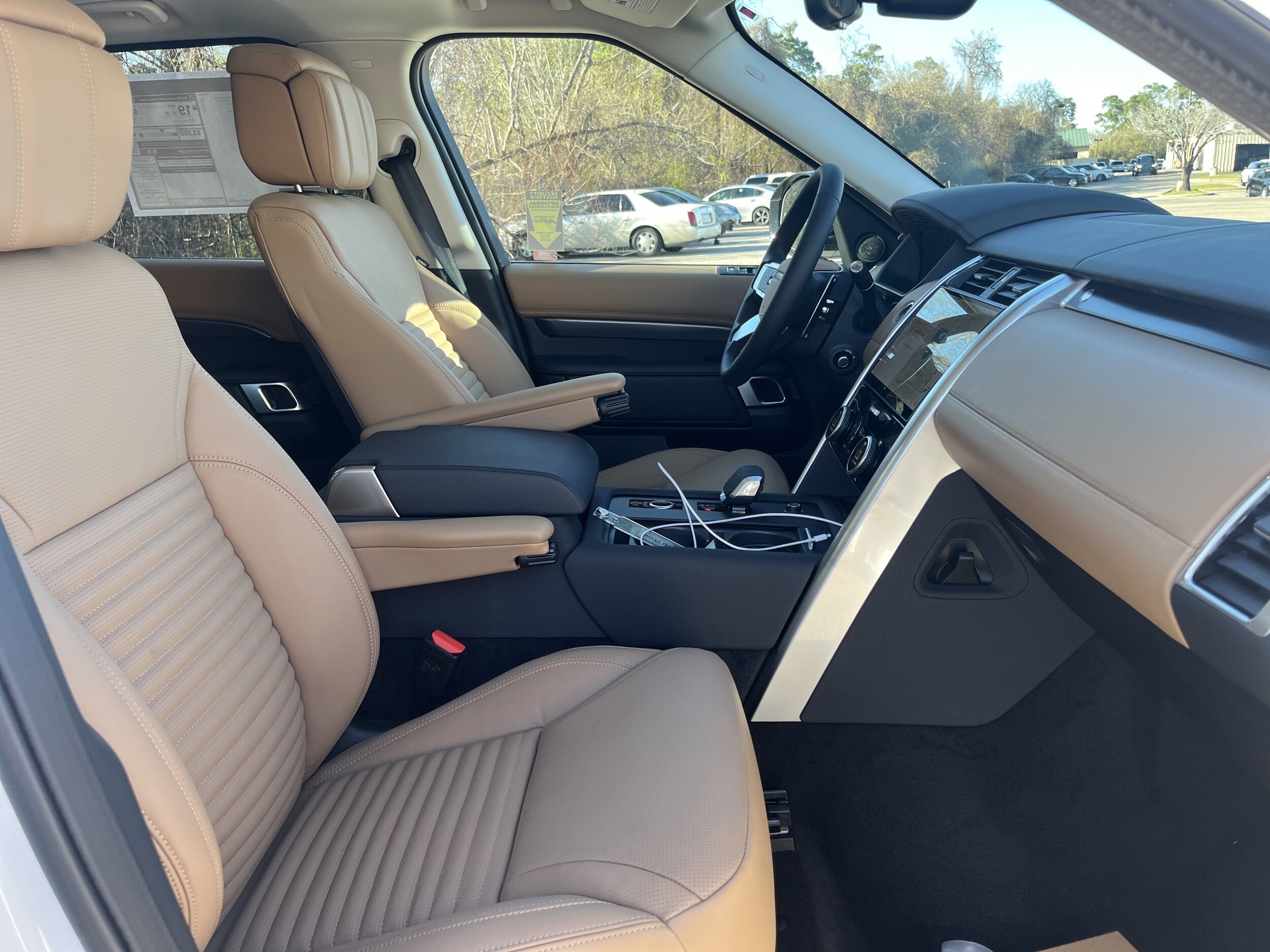 2025 Land Rover Discovery Metropolitan Edition photo 4