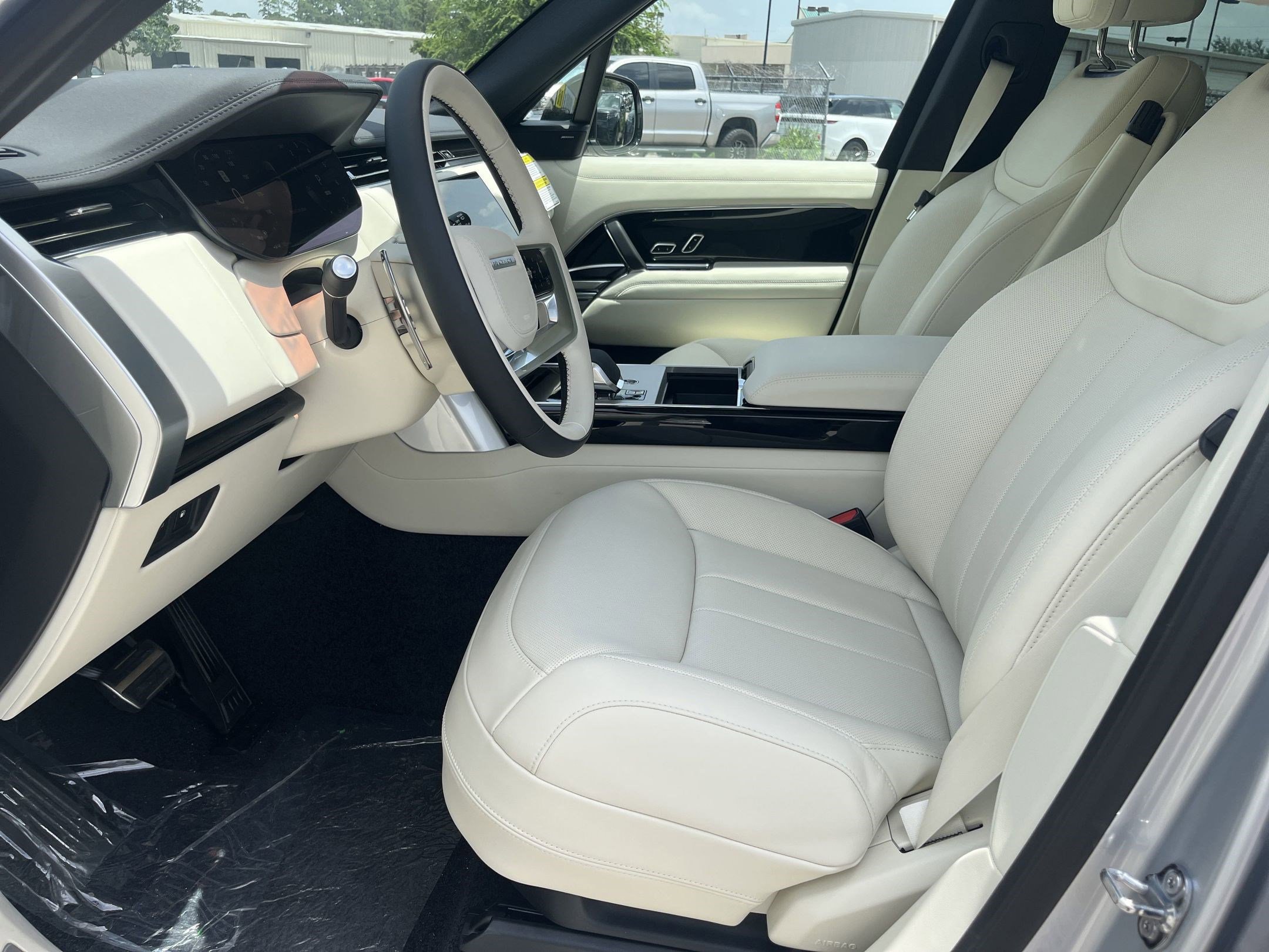 2025 Land Rover Range Rover SE photo 2