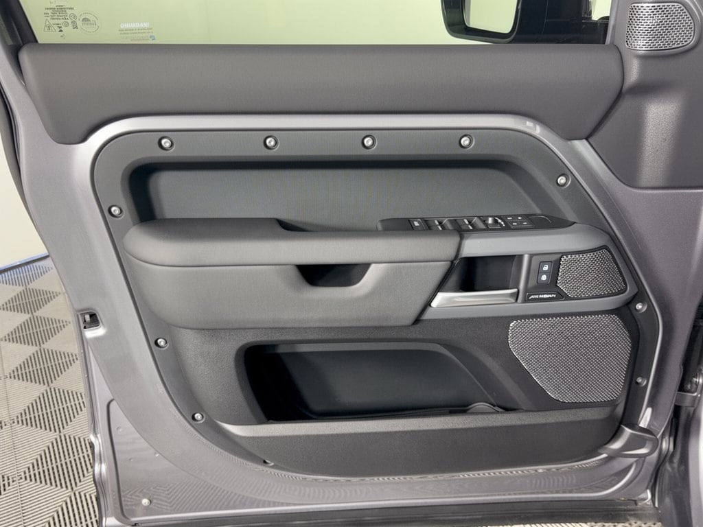 2024 Land Rover Defender X-Dynamic SE - Photo 16