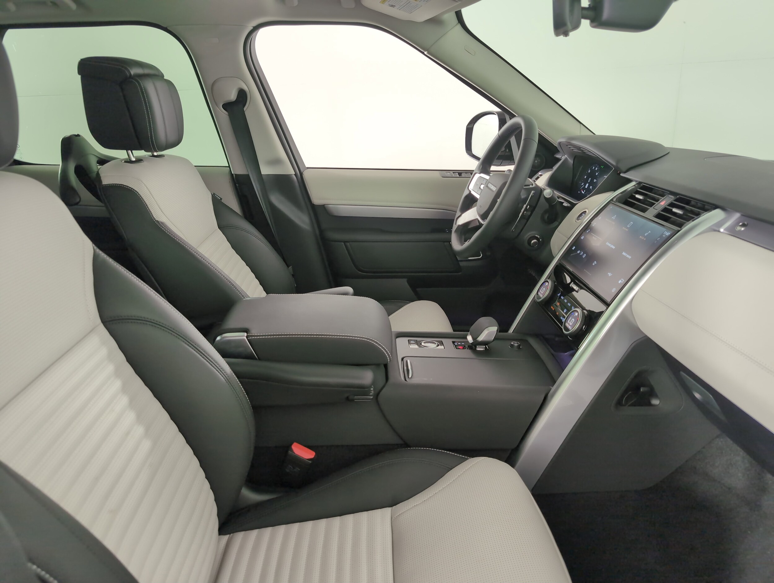 2025 Land Rover Discovery SE photo 3