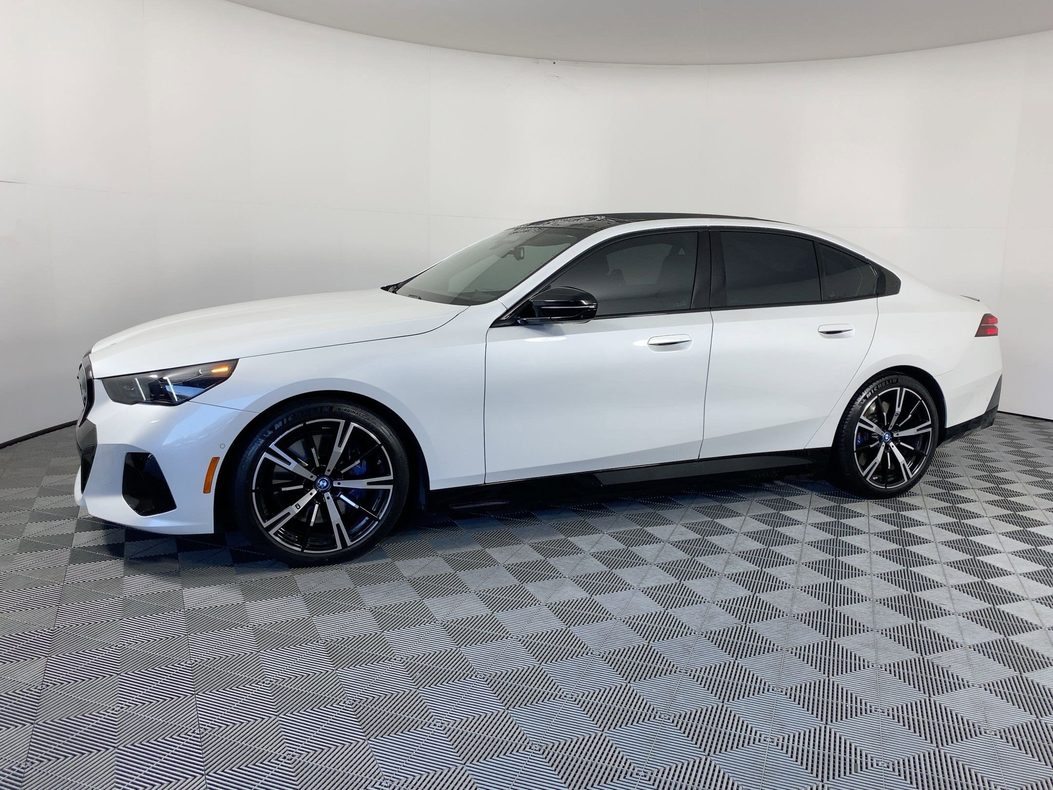 2024 BMW i5 M60's photo
