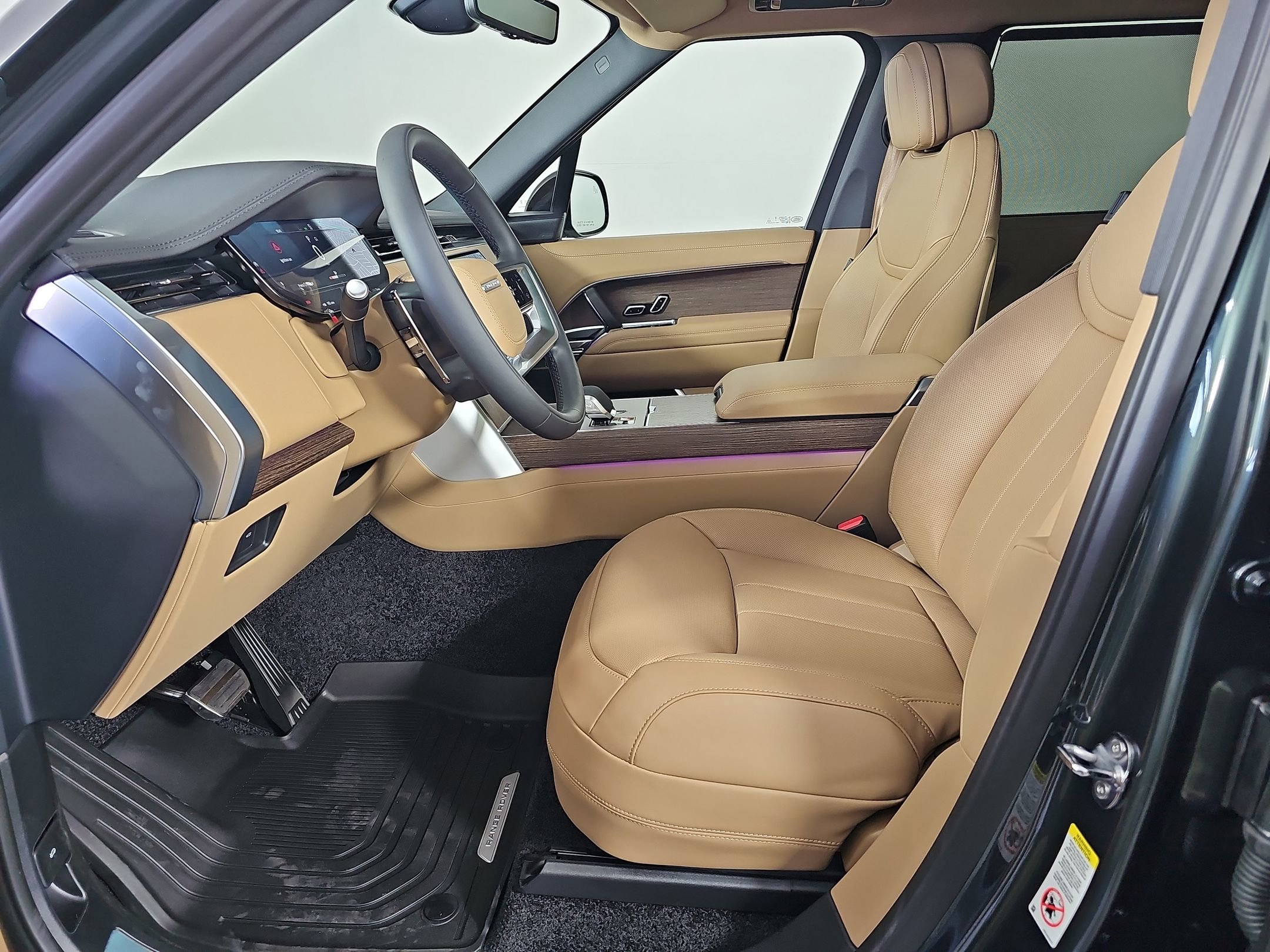 2025 Land Rover Range Rover SE photo 3