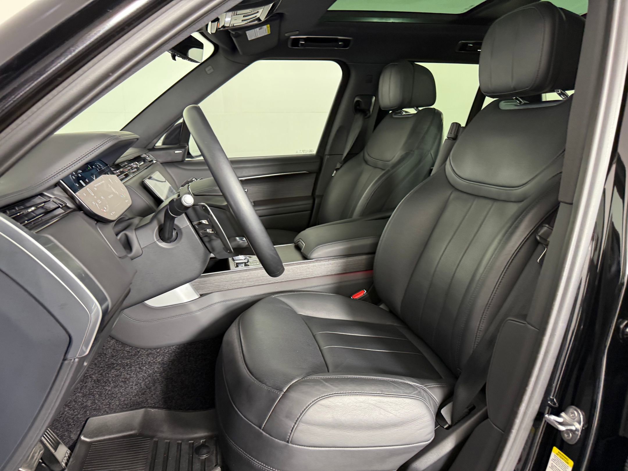 2024 Land Rover Range Rover SE photo 4