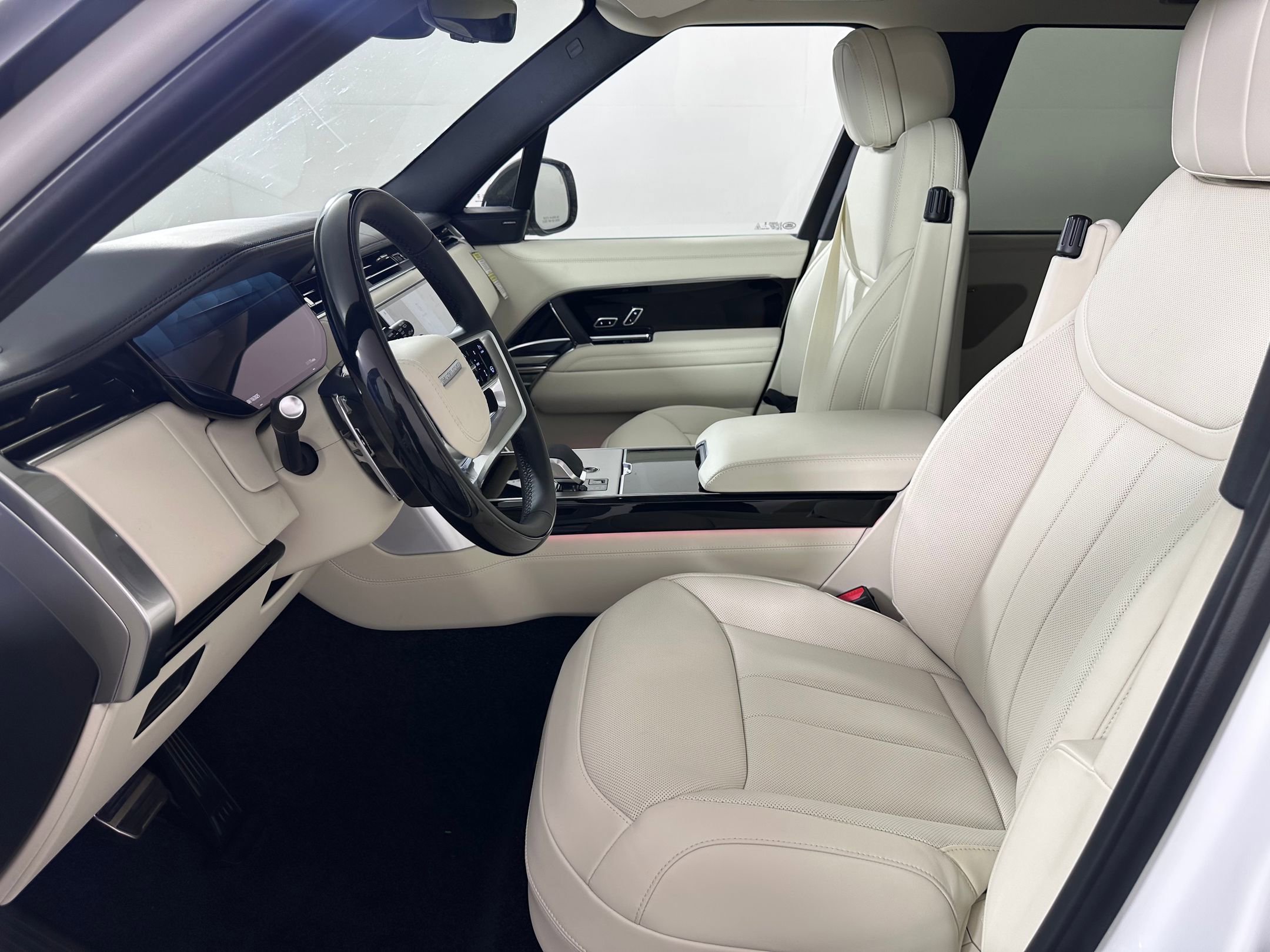 2025 Land Rover Range Rover SE photo 4