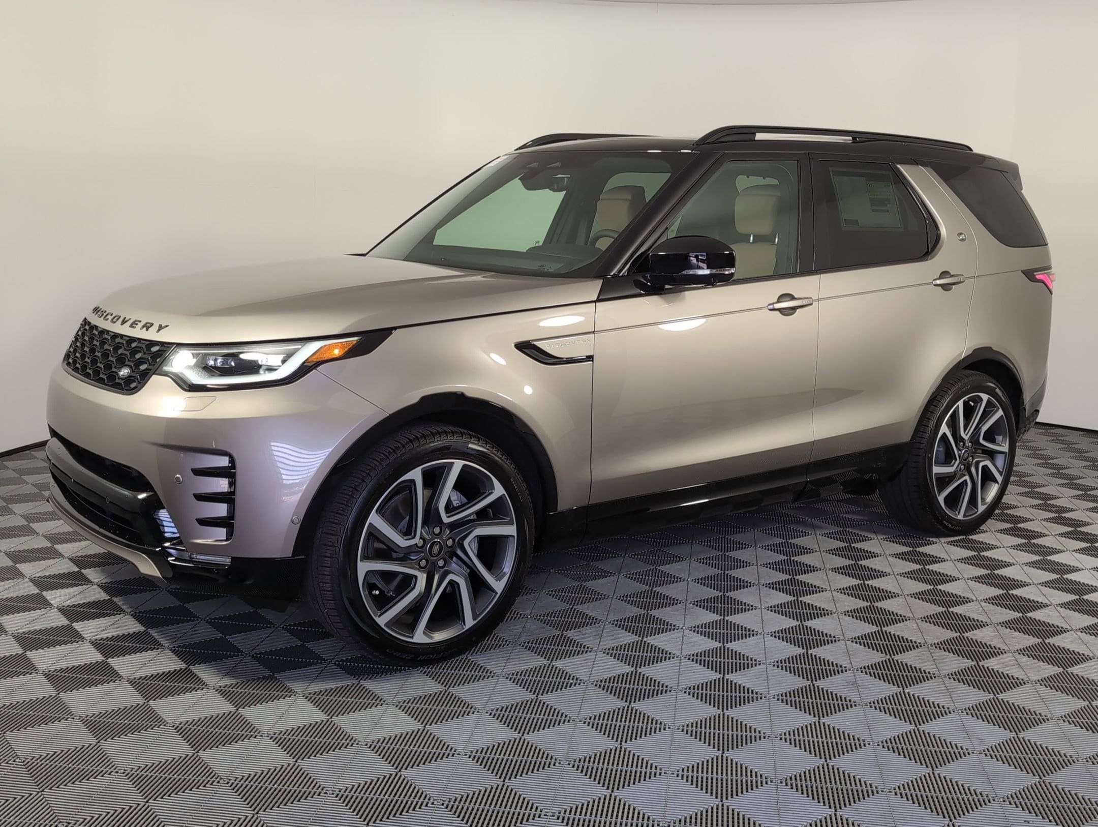 2025 Land Rover Discovery Dynamic SE's photo