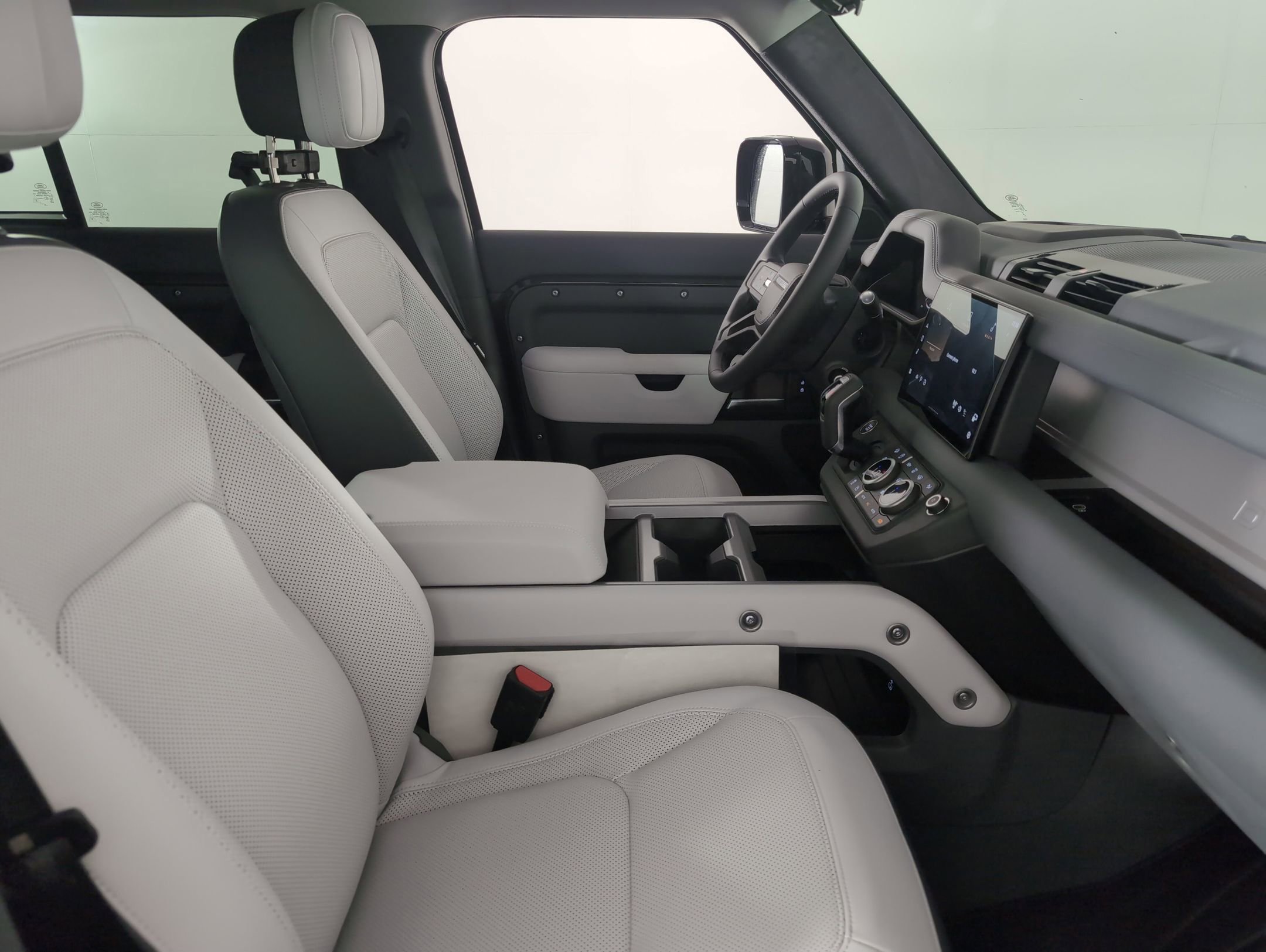 2025 Land Rover Defender 110 photo 2
