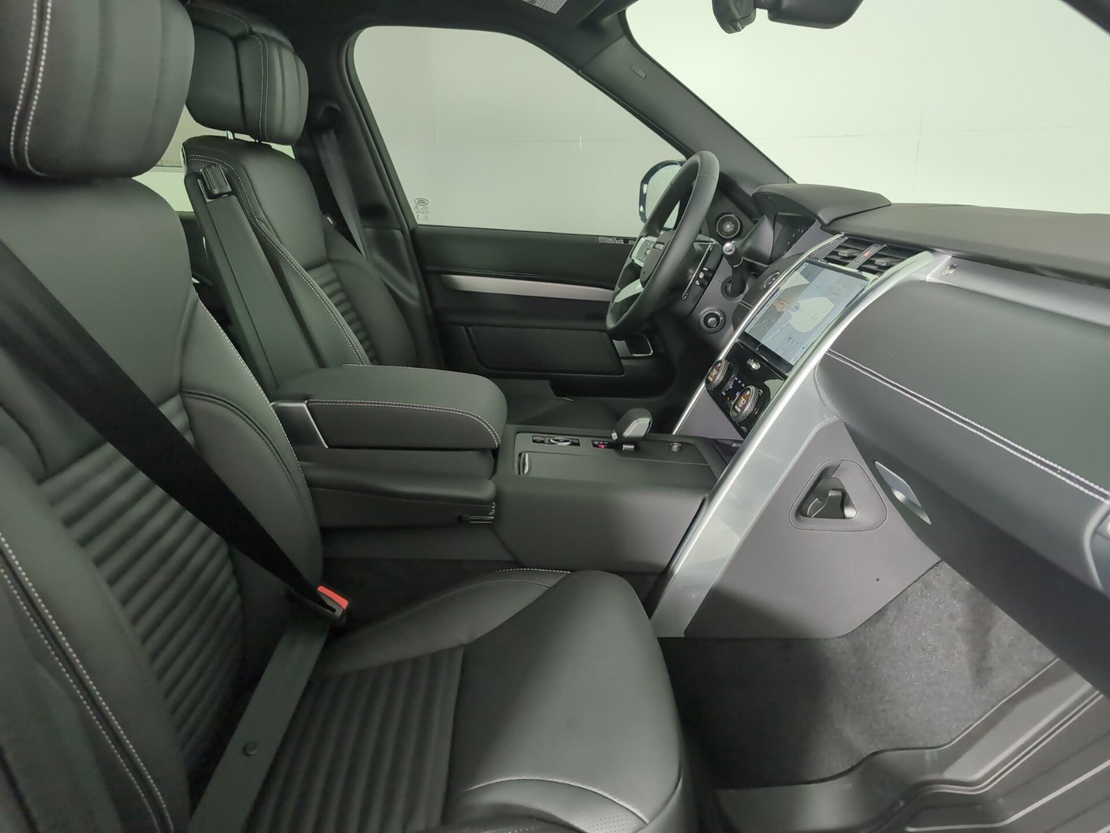 2025 Land Rover Discovery SE photo 3