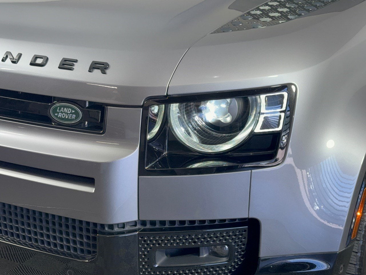 2024 Land Rover Defender X-Dynamic SE - Photo 14