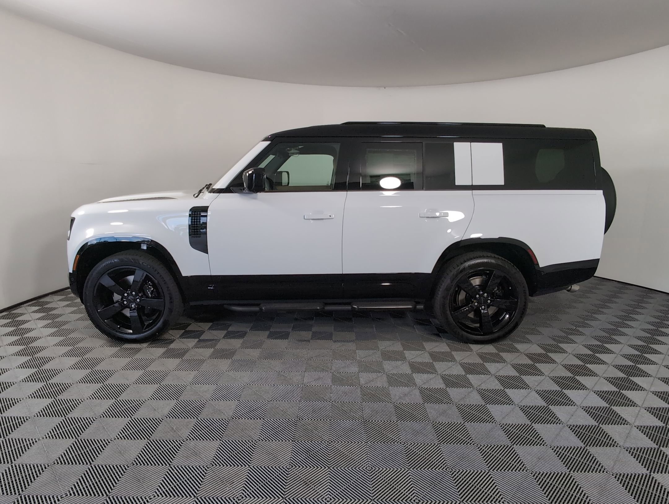 2026 Land Rover Defender 130 V8 photo 2