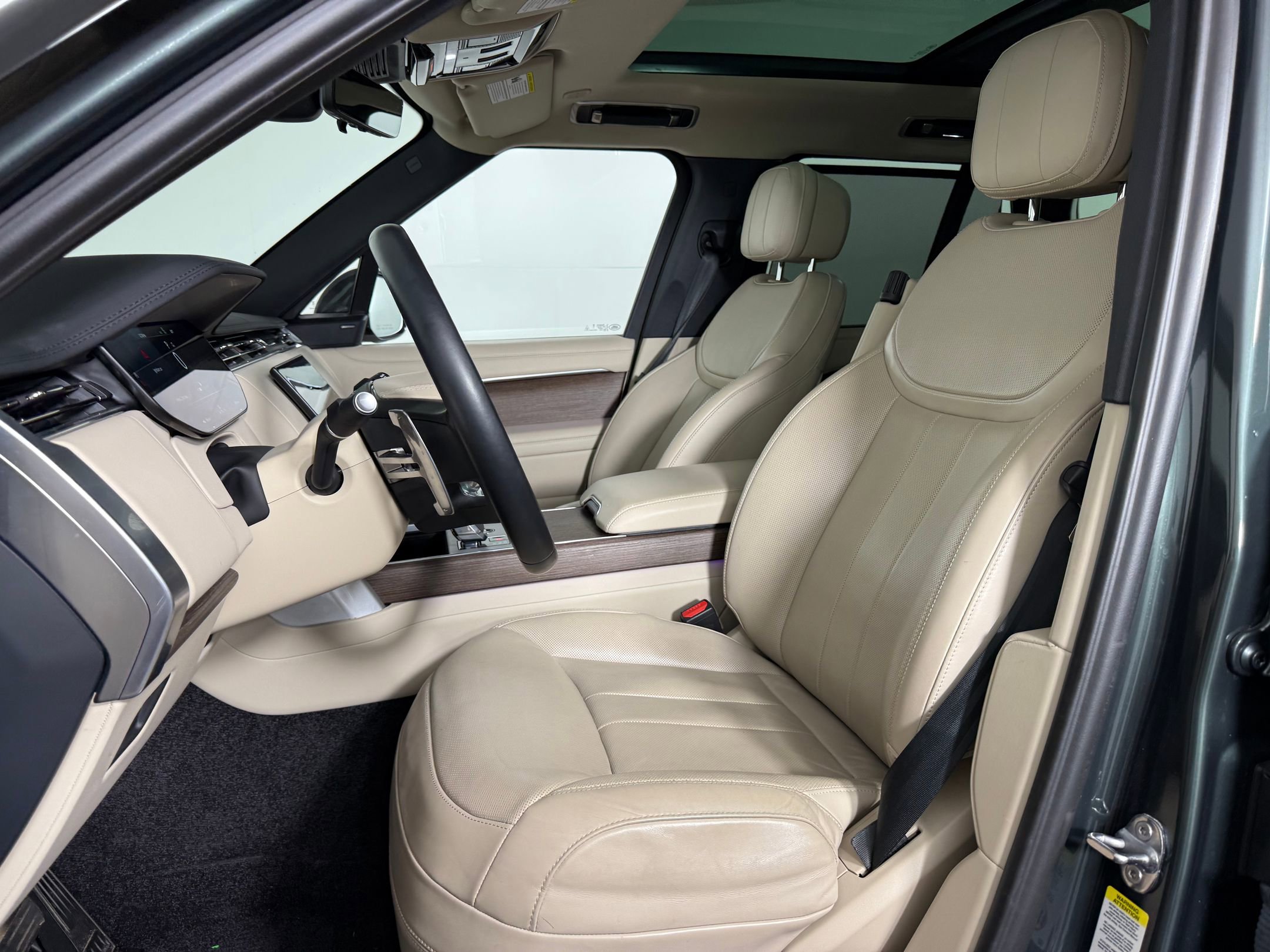 2024 Land Rover Range Rover SE photo 2