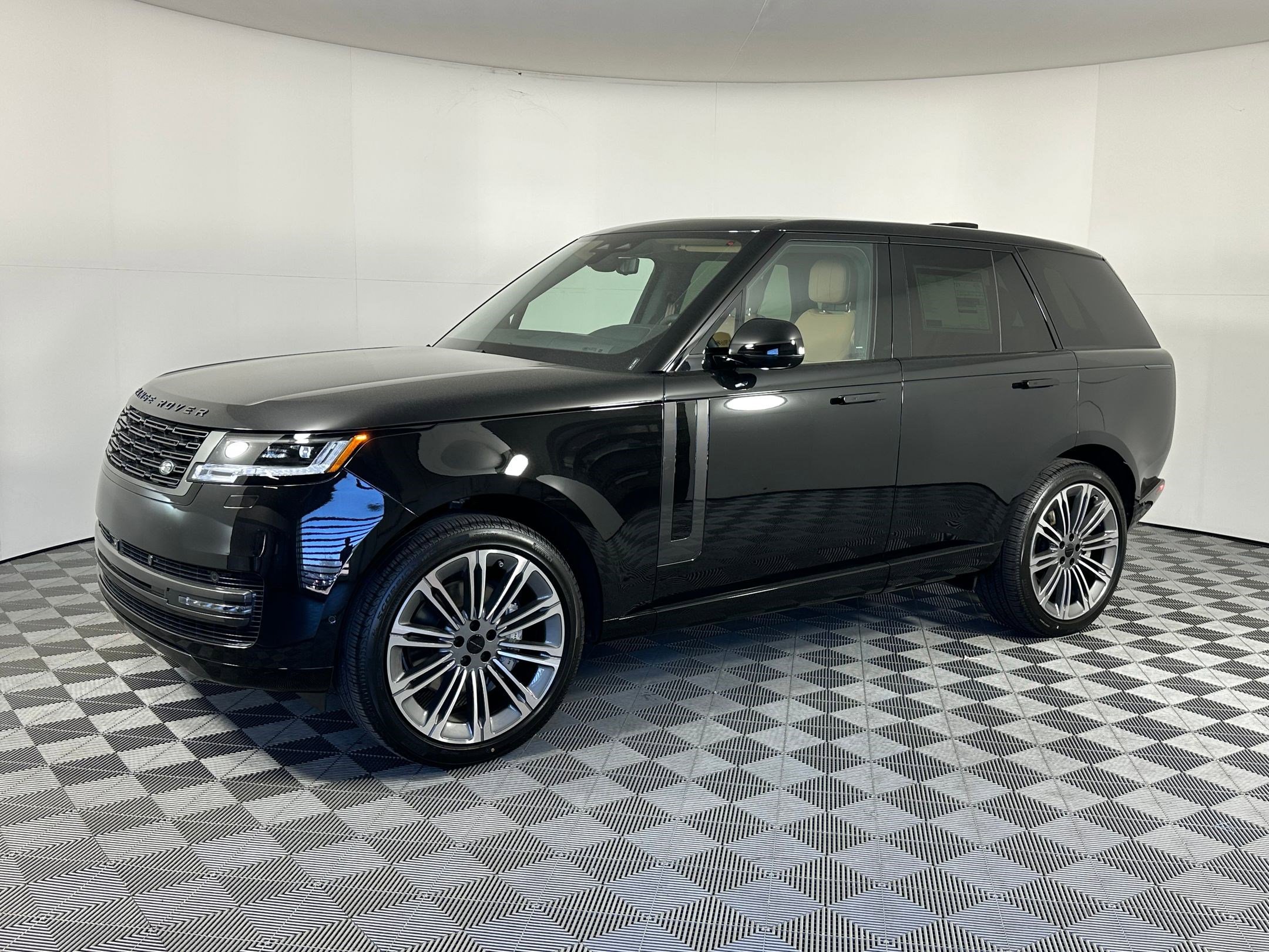 2026 Land Rover Range Rover SE's photo