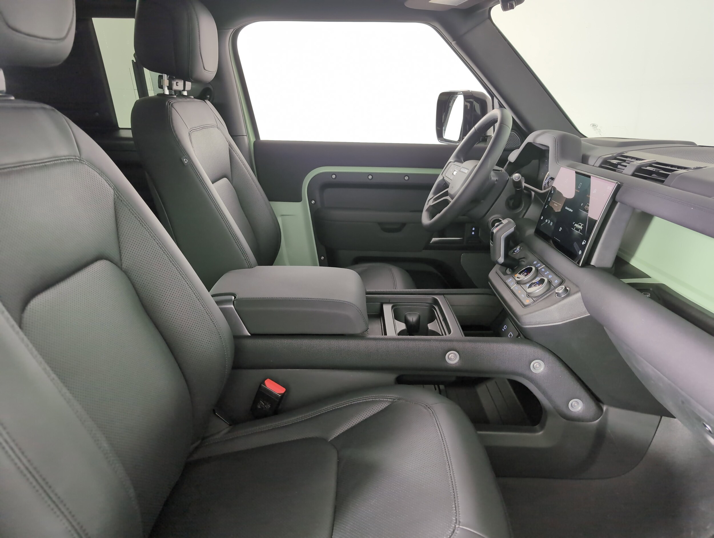 2023 Land Rover Defender photo 3