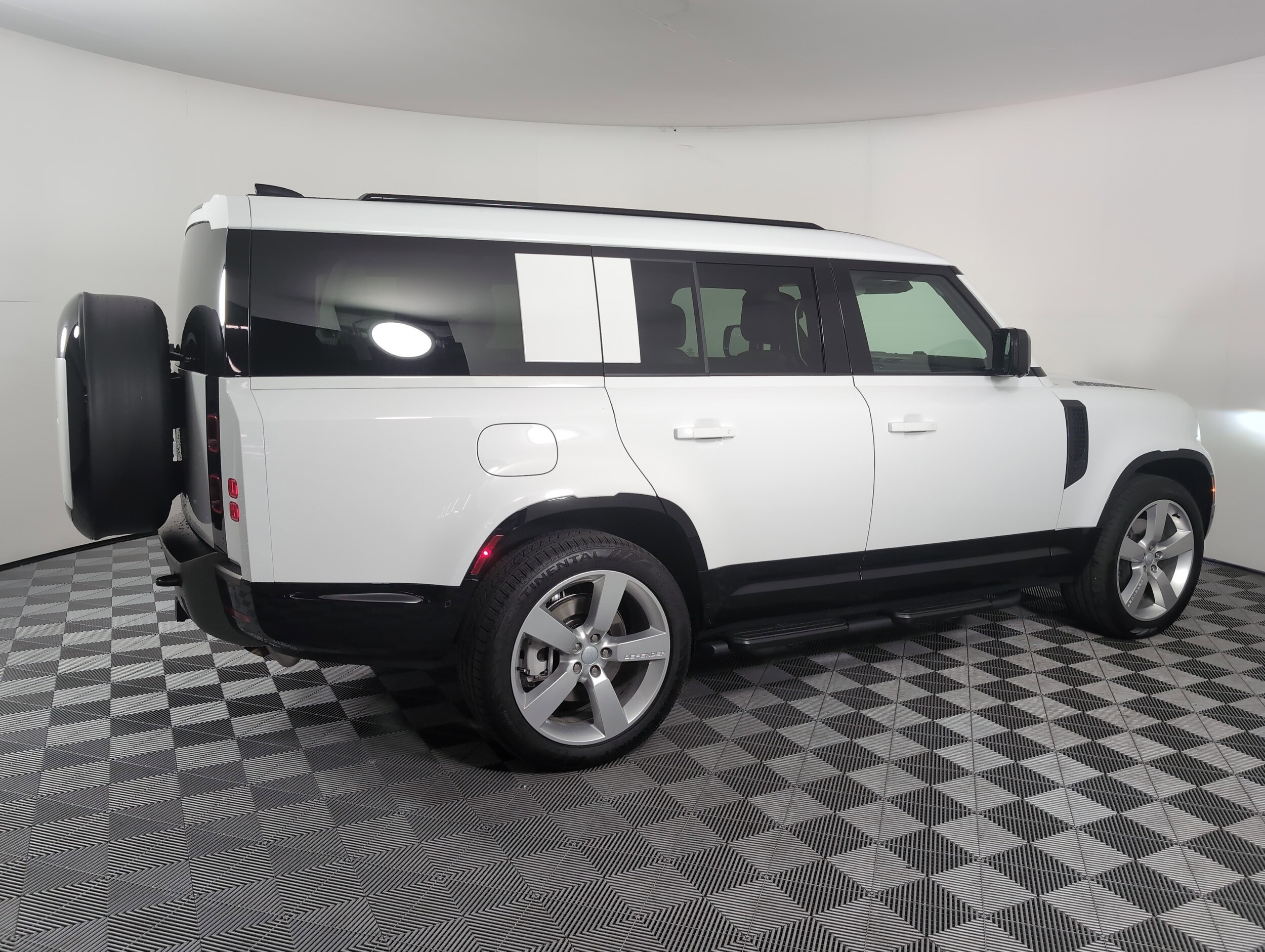 2025 Land Rover Defender 130 X-Dynamic SE photo 2