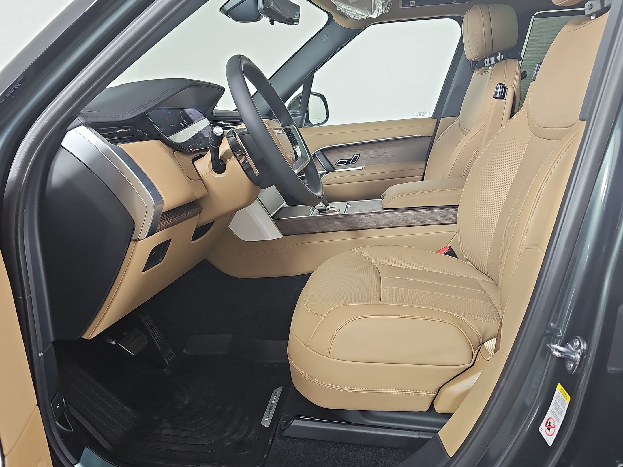2025 Land Rover Range Rover SE photo 3