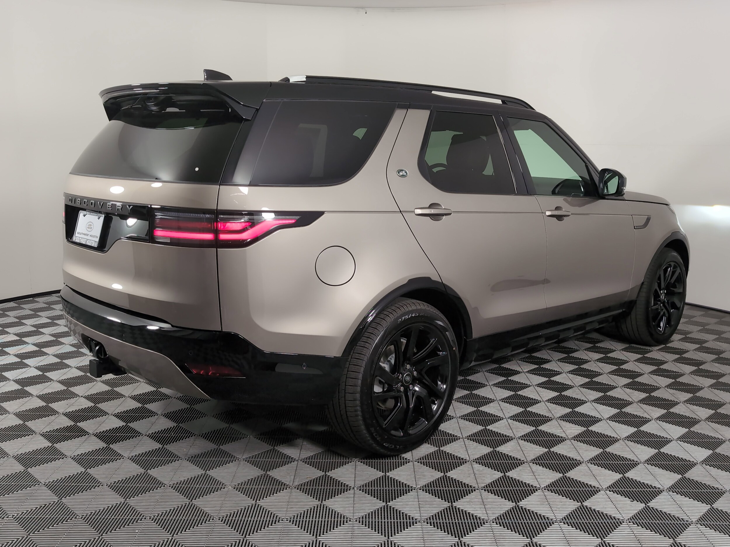 2025 Land Rover Discovery SE photo 2