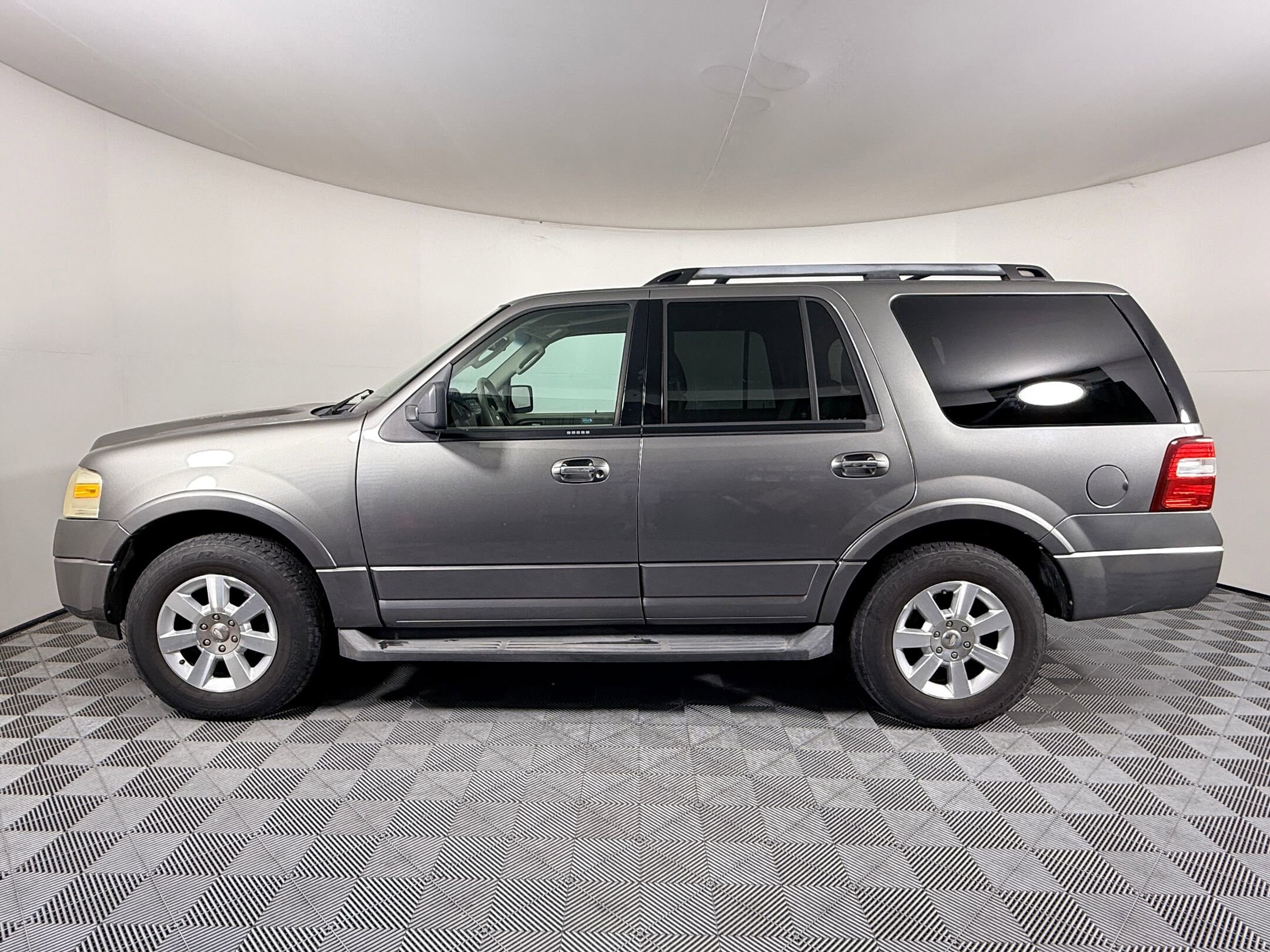 2010 Ford Expedition XLT photo 2