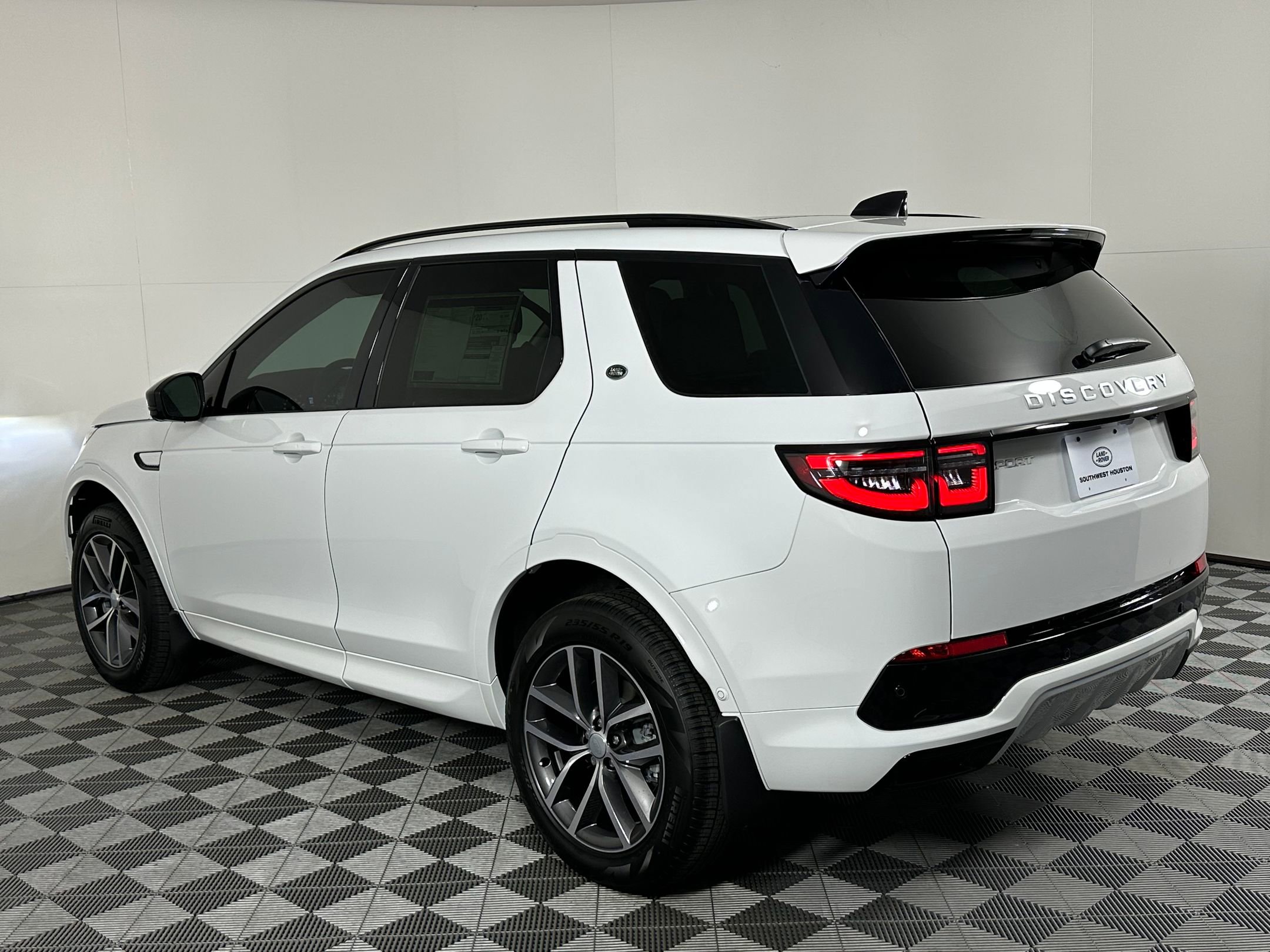 2025 Land Rover Discovery Sport S photo 3