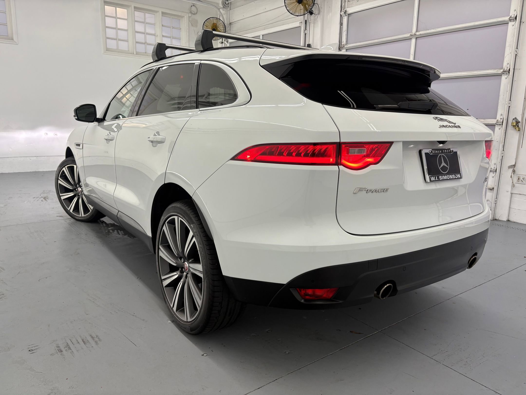 2017 Jaguar F-PACE Prestige photo 3