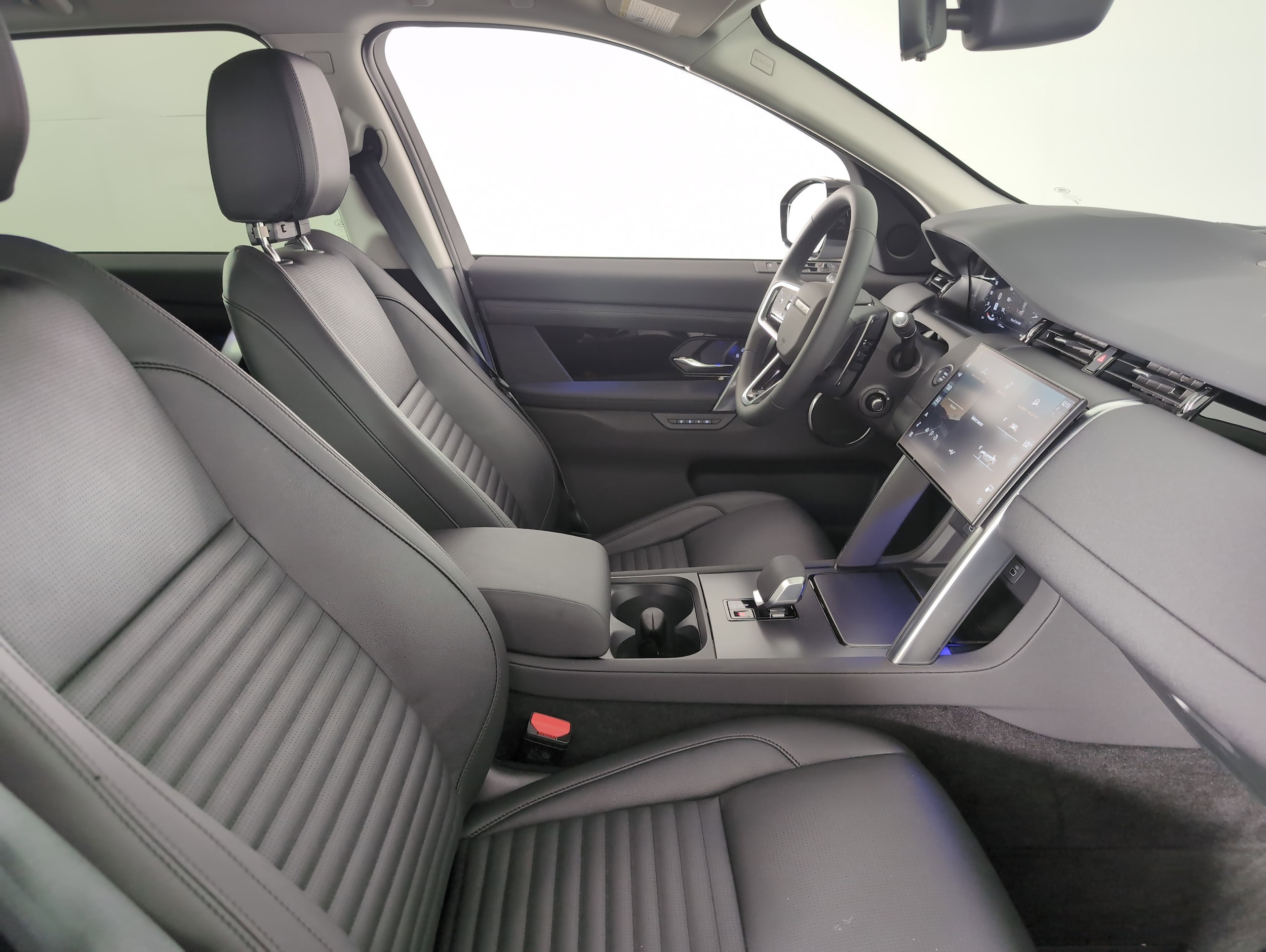 2025 Land Rover Discovery Sport S photo 3
