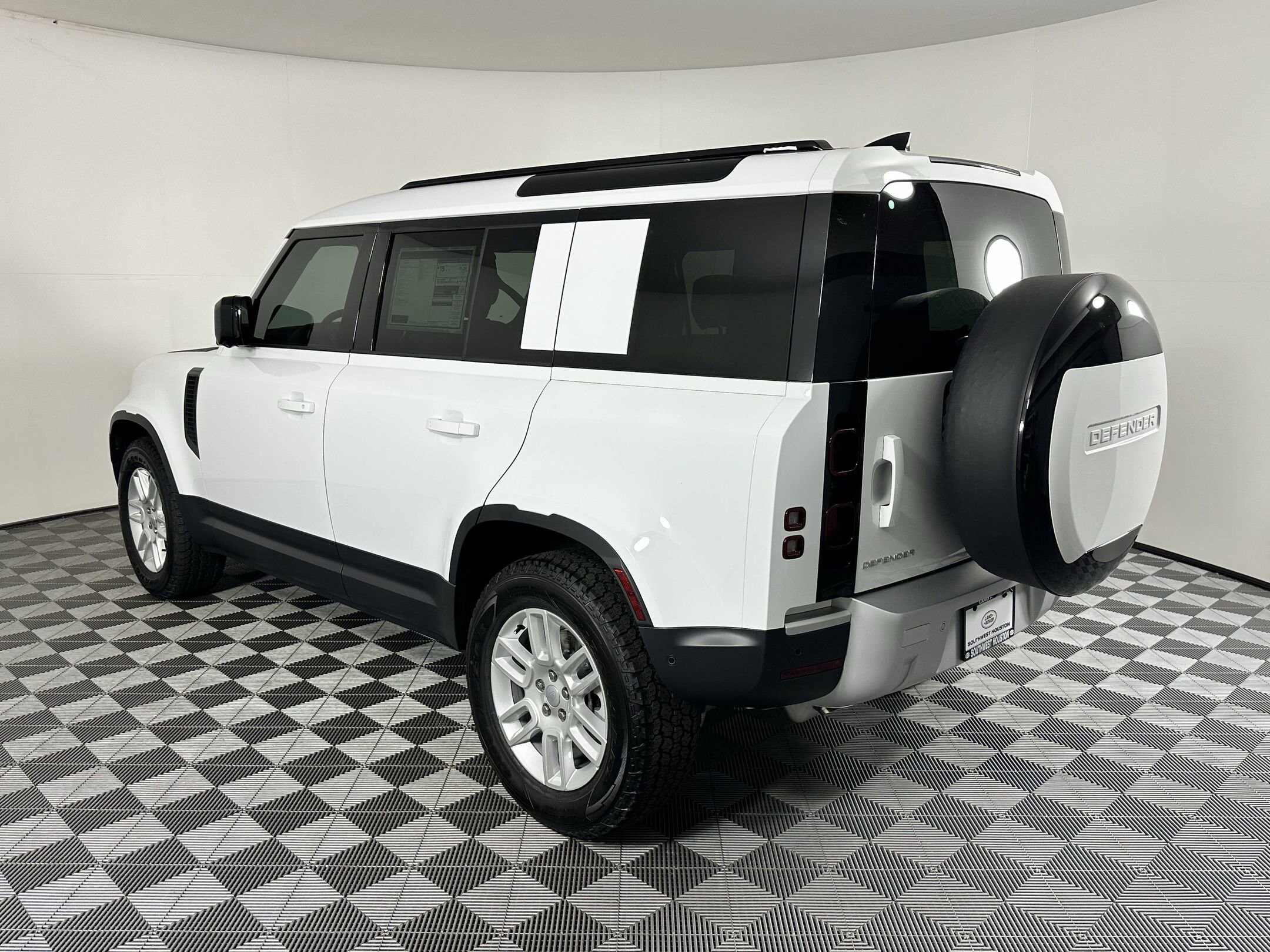 2025 Land Rover Defender 110 S photo 3