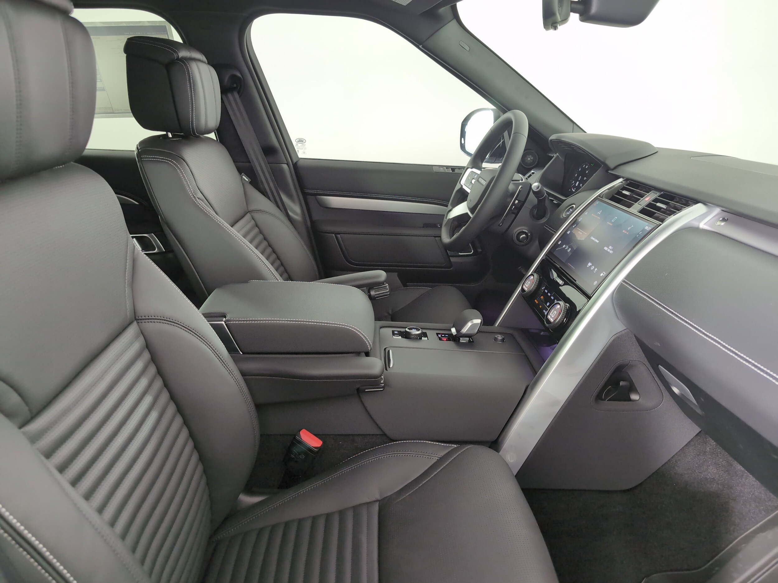 2025 Land Rover Discovery SE photo 3