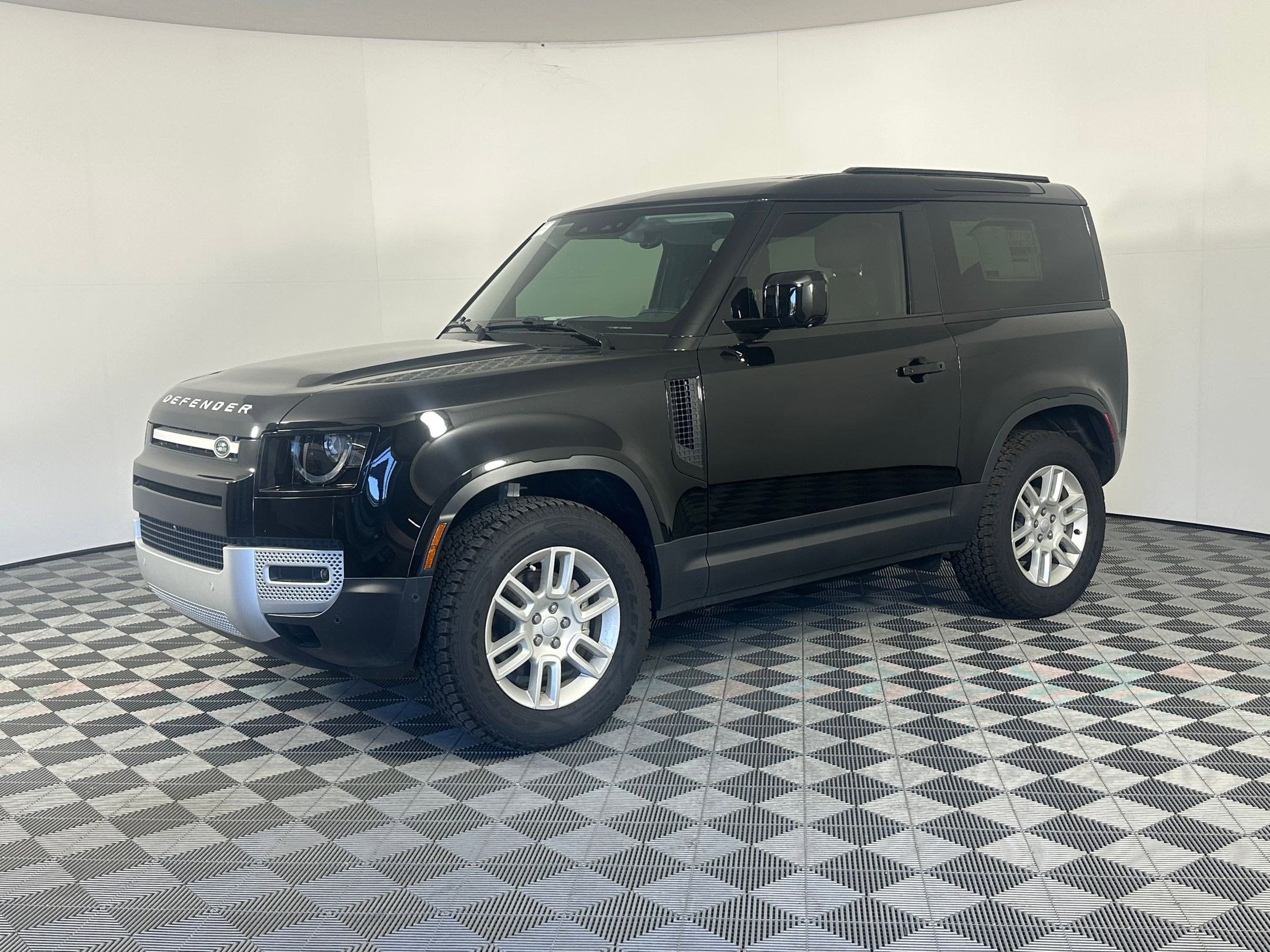 2025 Land Rover Defender S's photo