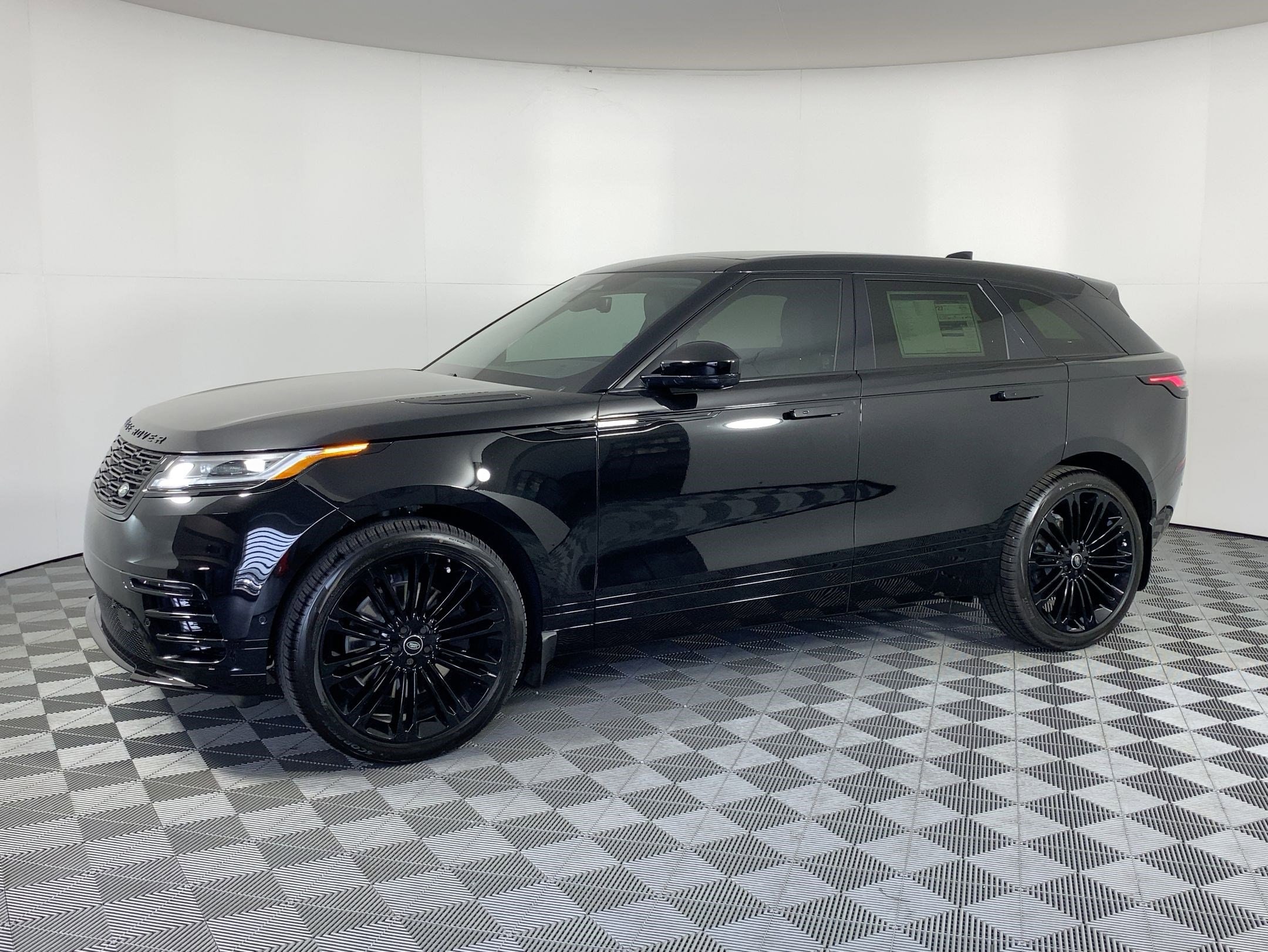 2026 Land Rover Range Rover Velar Dynamic SE