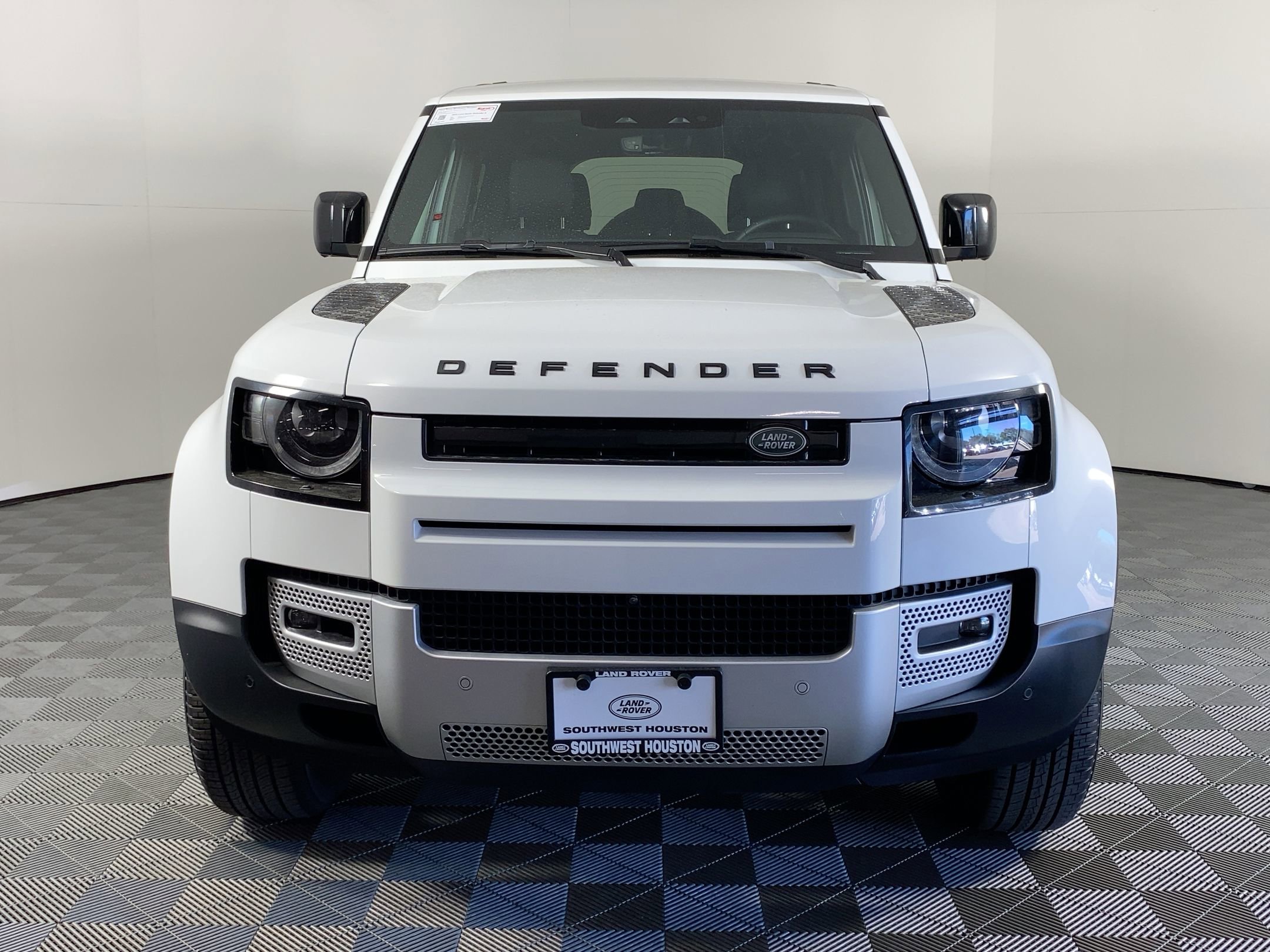 2025 Land Rover Defender 110 S photo 4