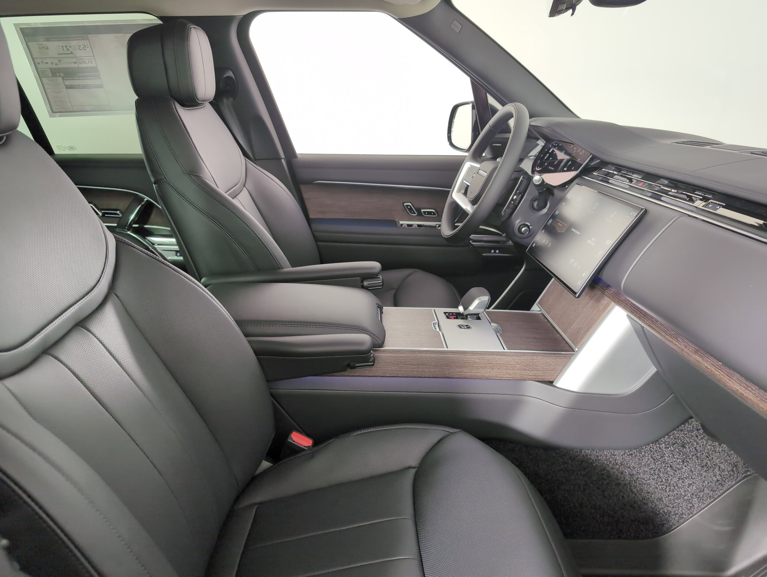 2025 Land Rover Range Rover SE photo 3
