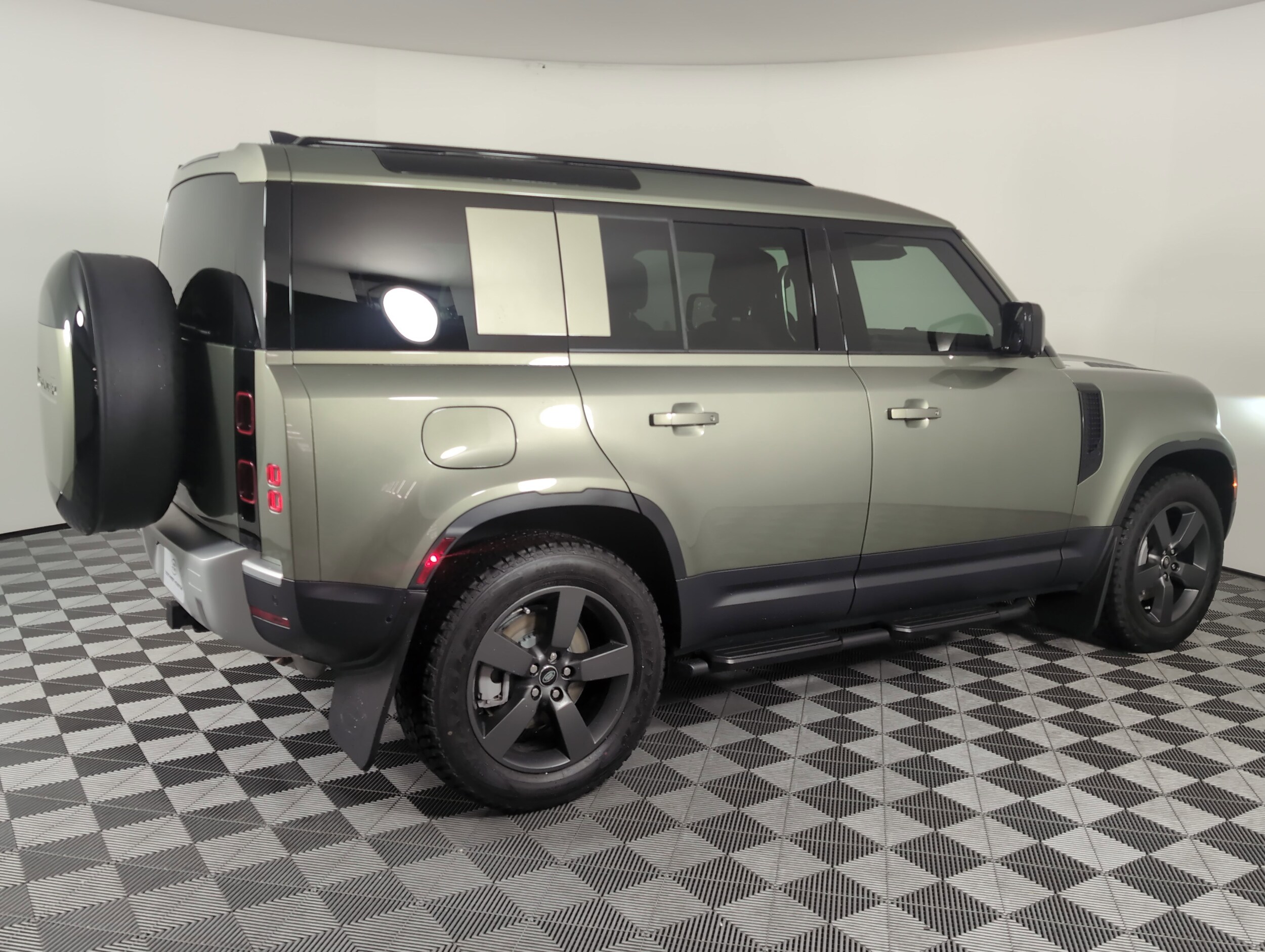 2025 Land Rover Defender S photo 2