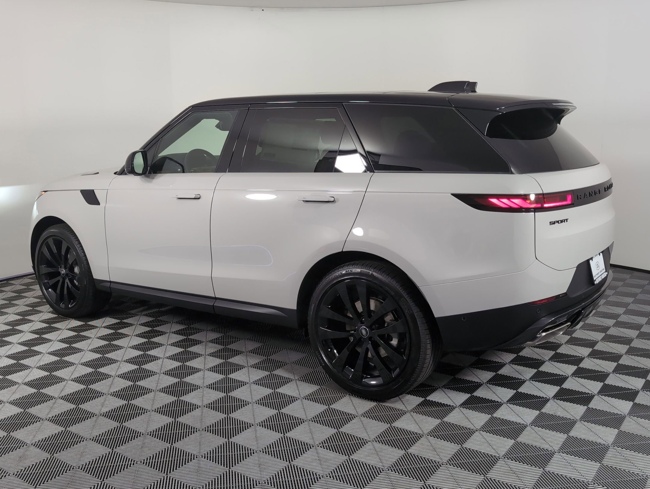2025 Land Rover Range Rover Sport P360 SE photo 2