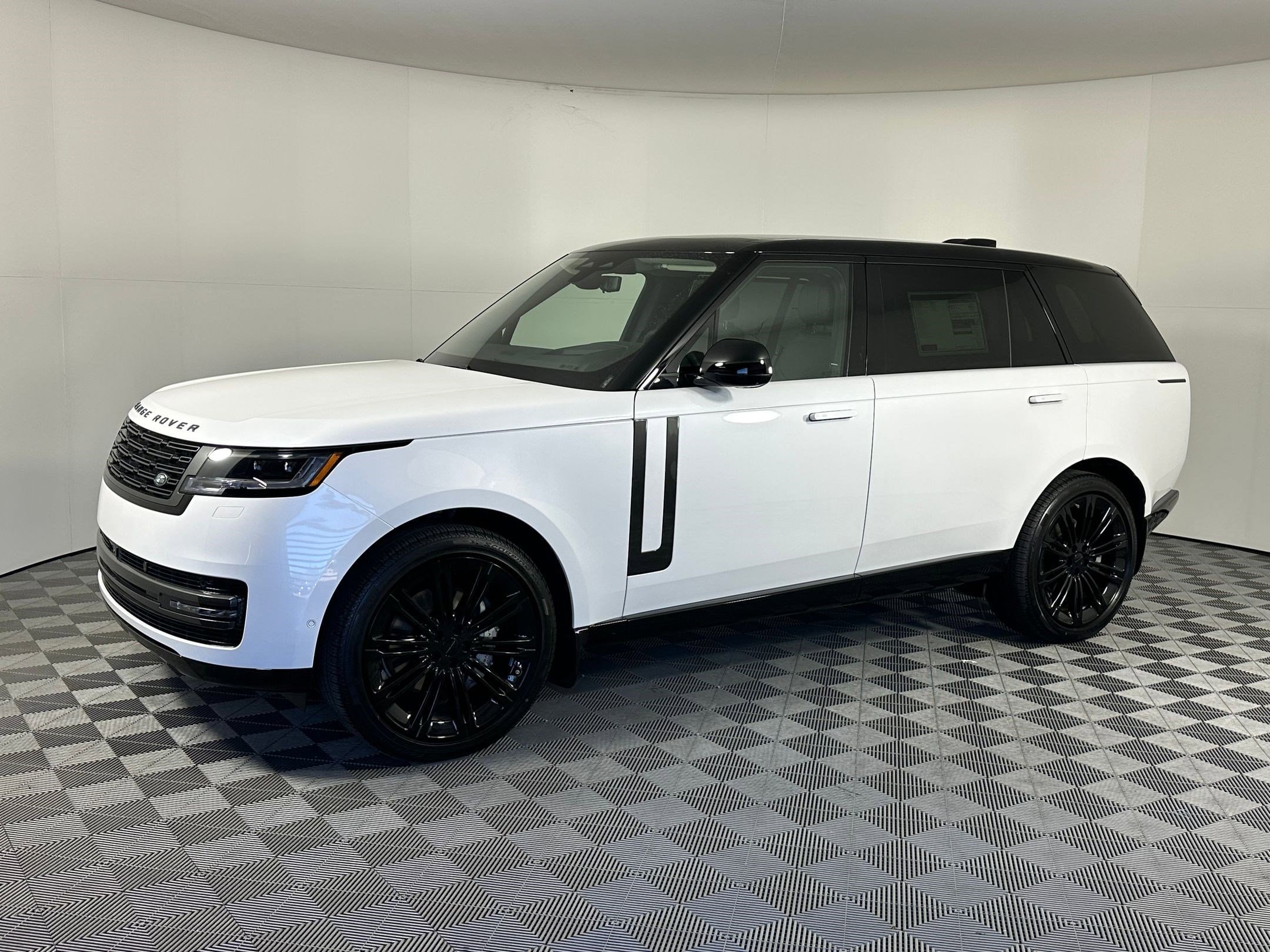 2026 Land Rover Range Rover SE's photo