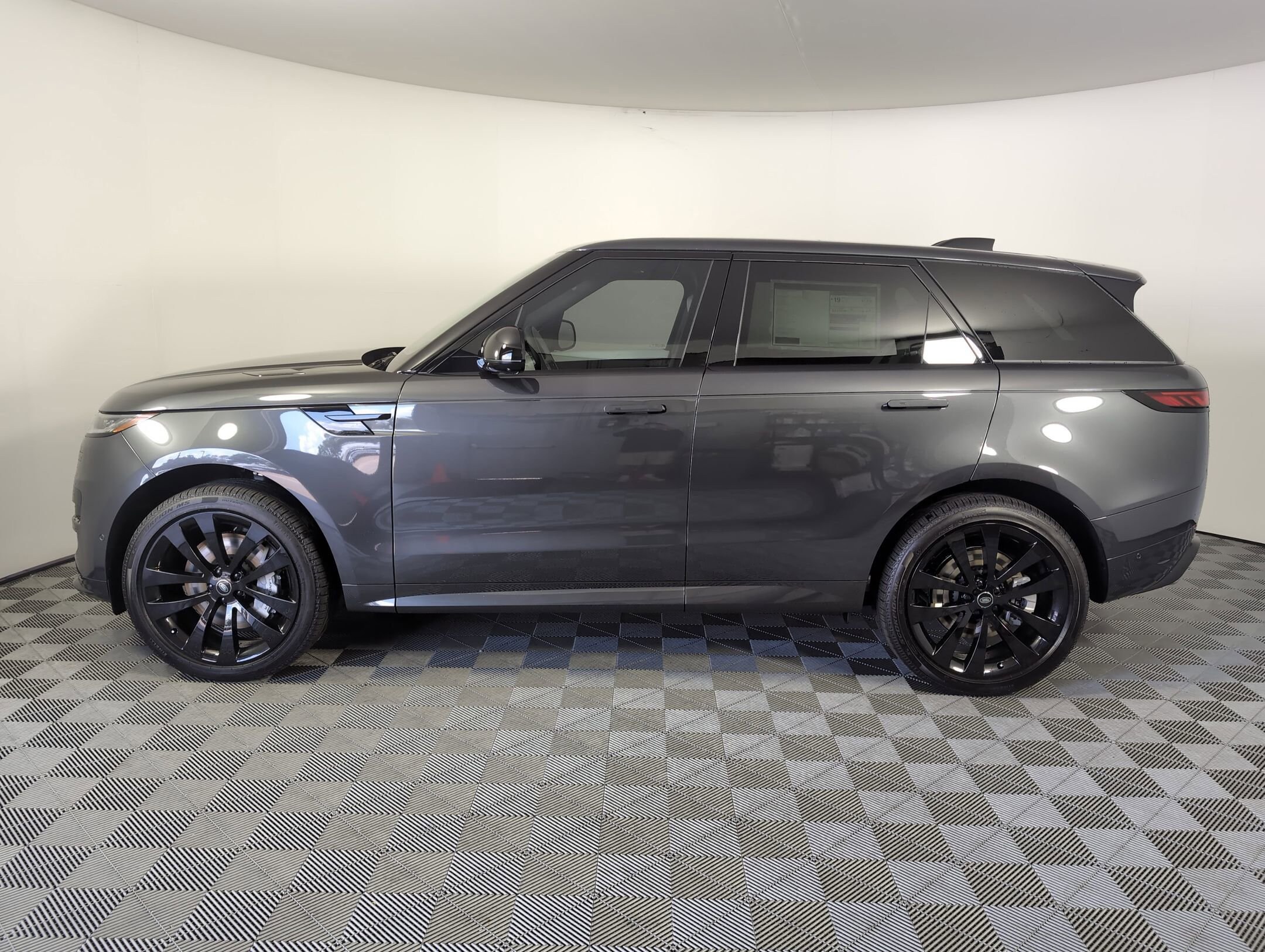 2025 Land Rover Range Rover Sport P530 Dynamic SE photo 2
