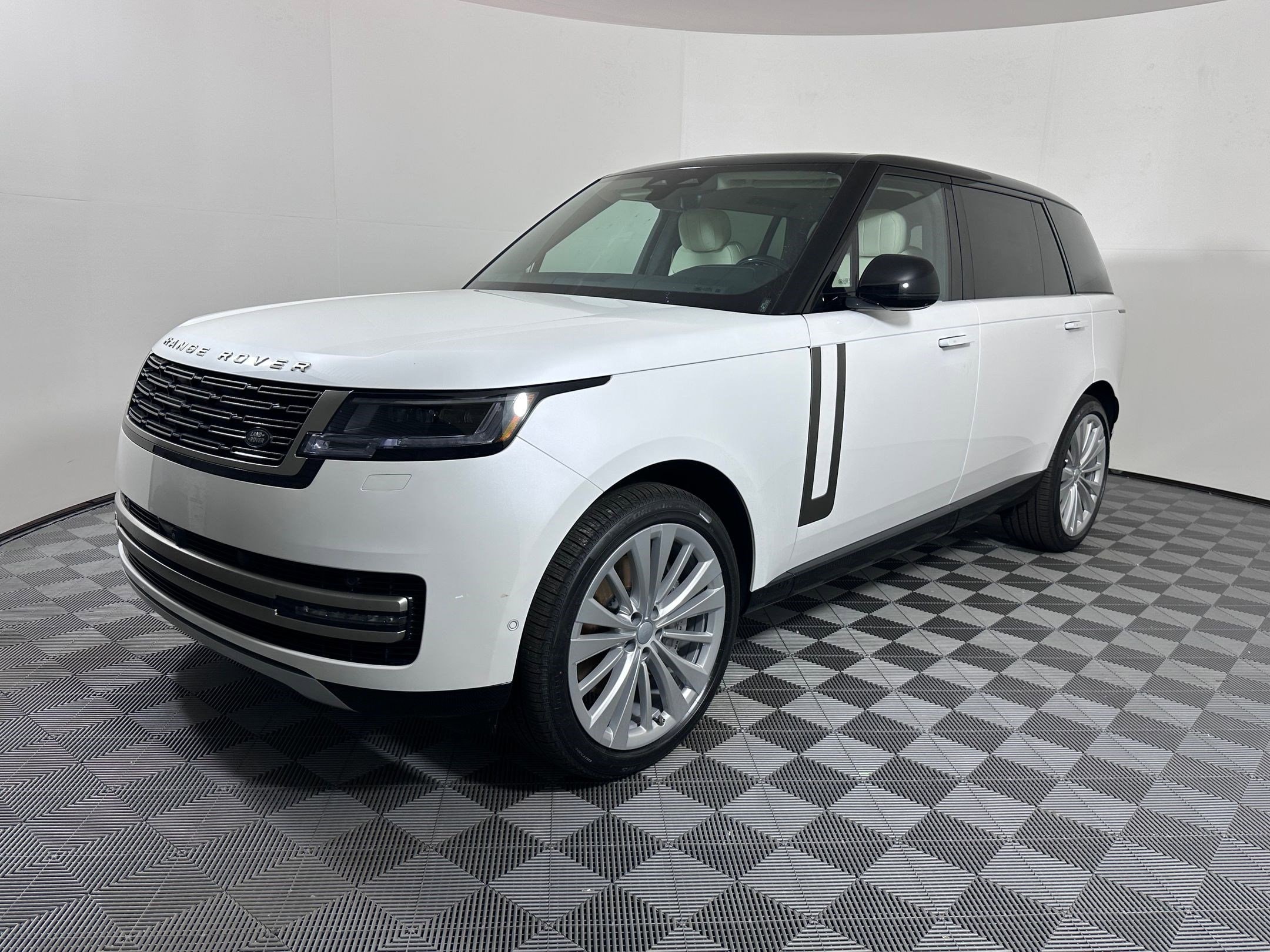 2025 Land Rover Range Rover SE's photo