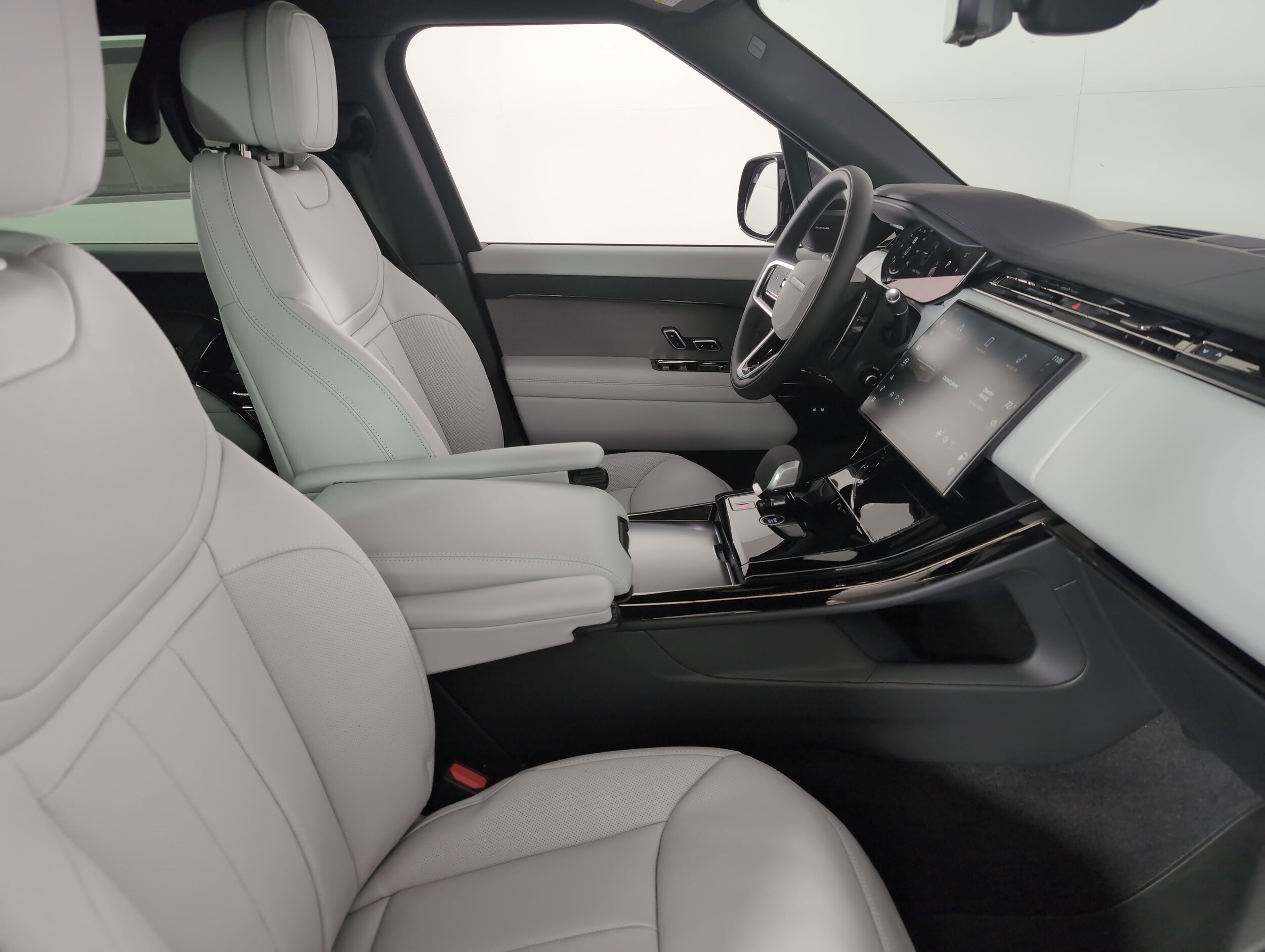 2025 Land Rover Range Rover Sport SE photo 3