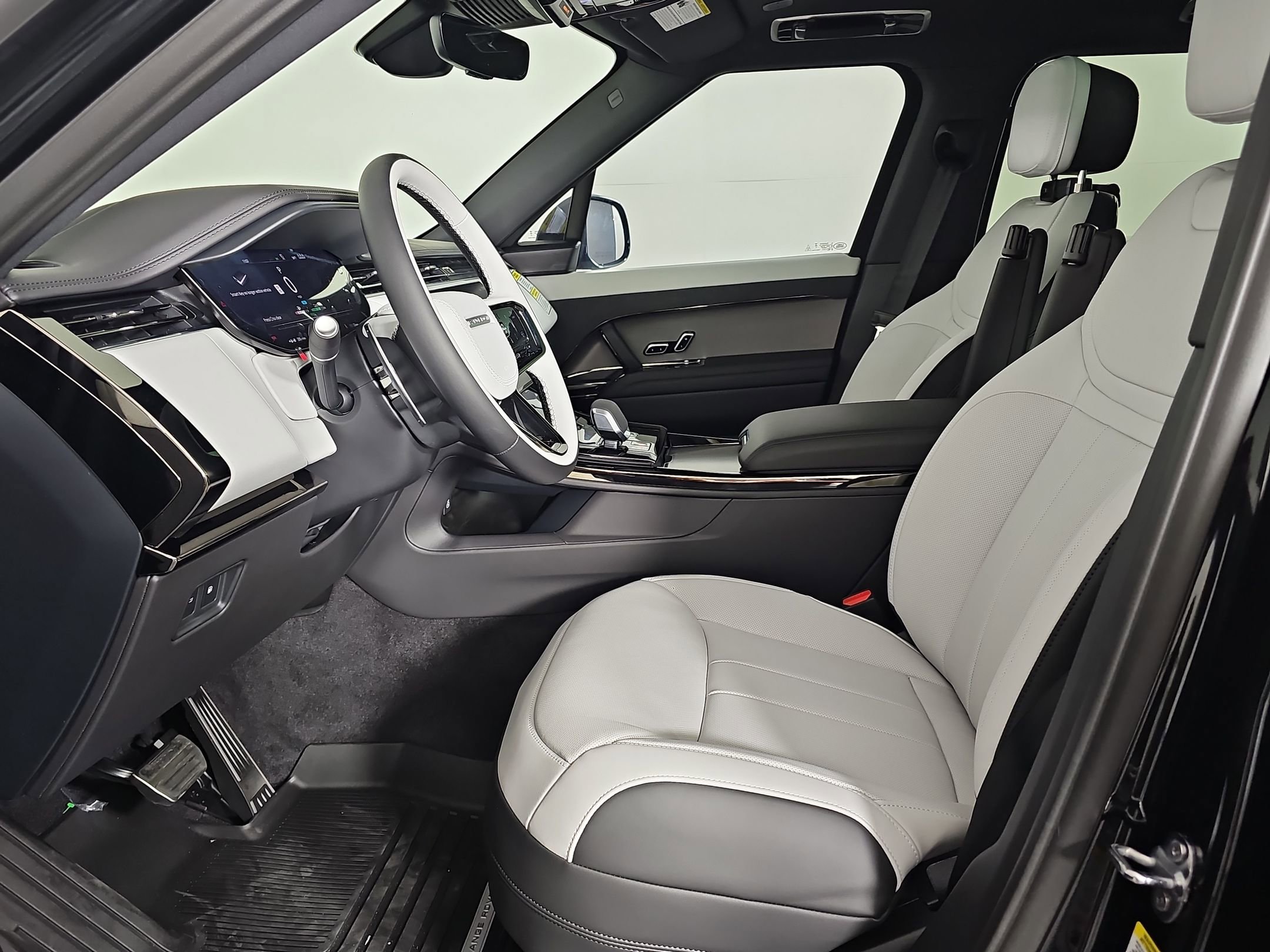 2025 Land Rover Range Rover Sport SE photo 4