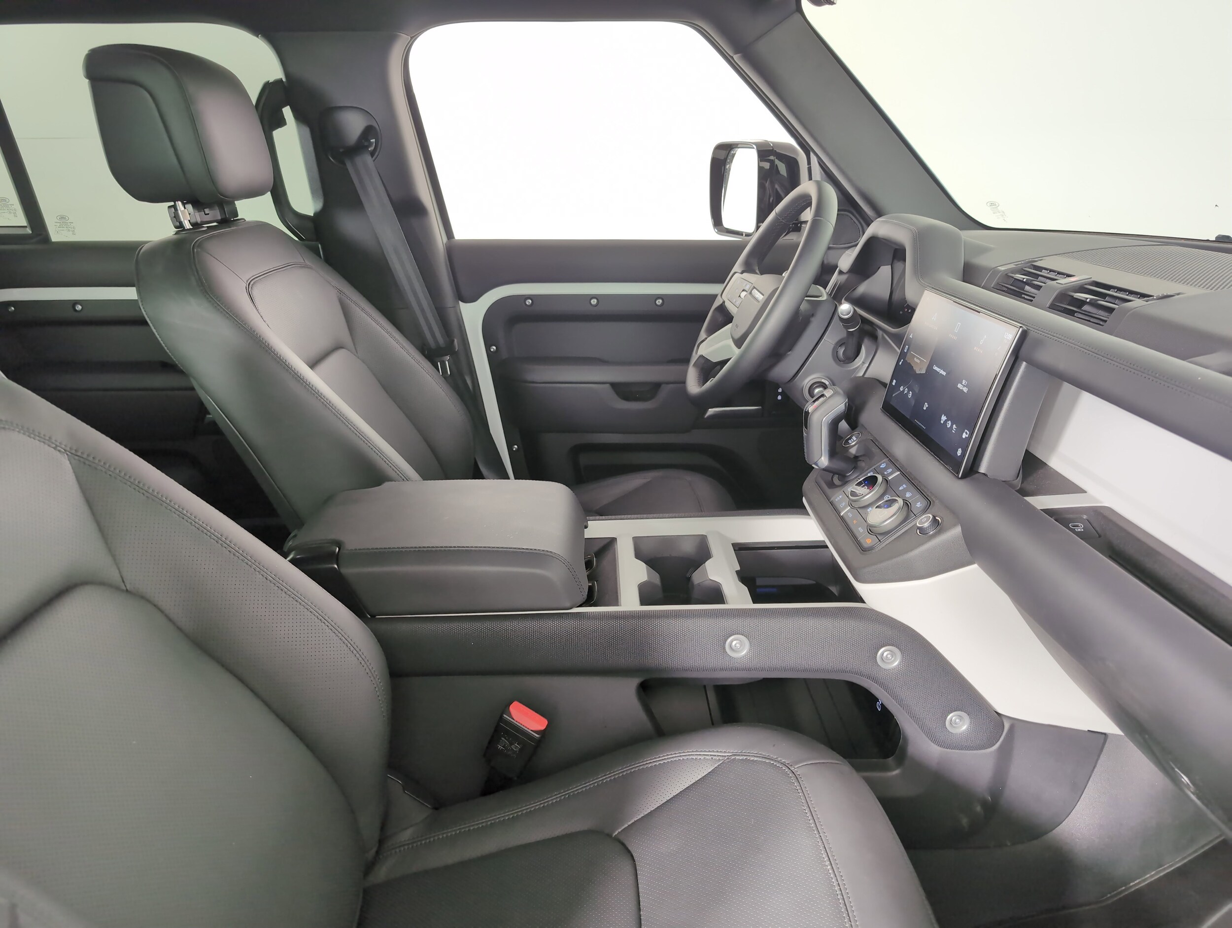 2025 Land Rover Defender S photo 3