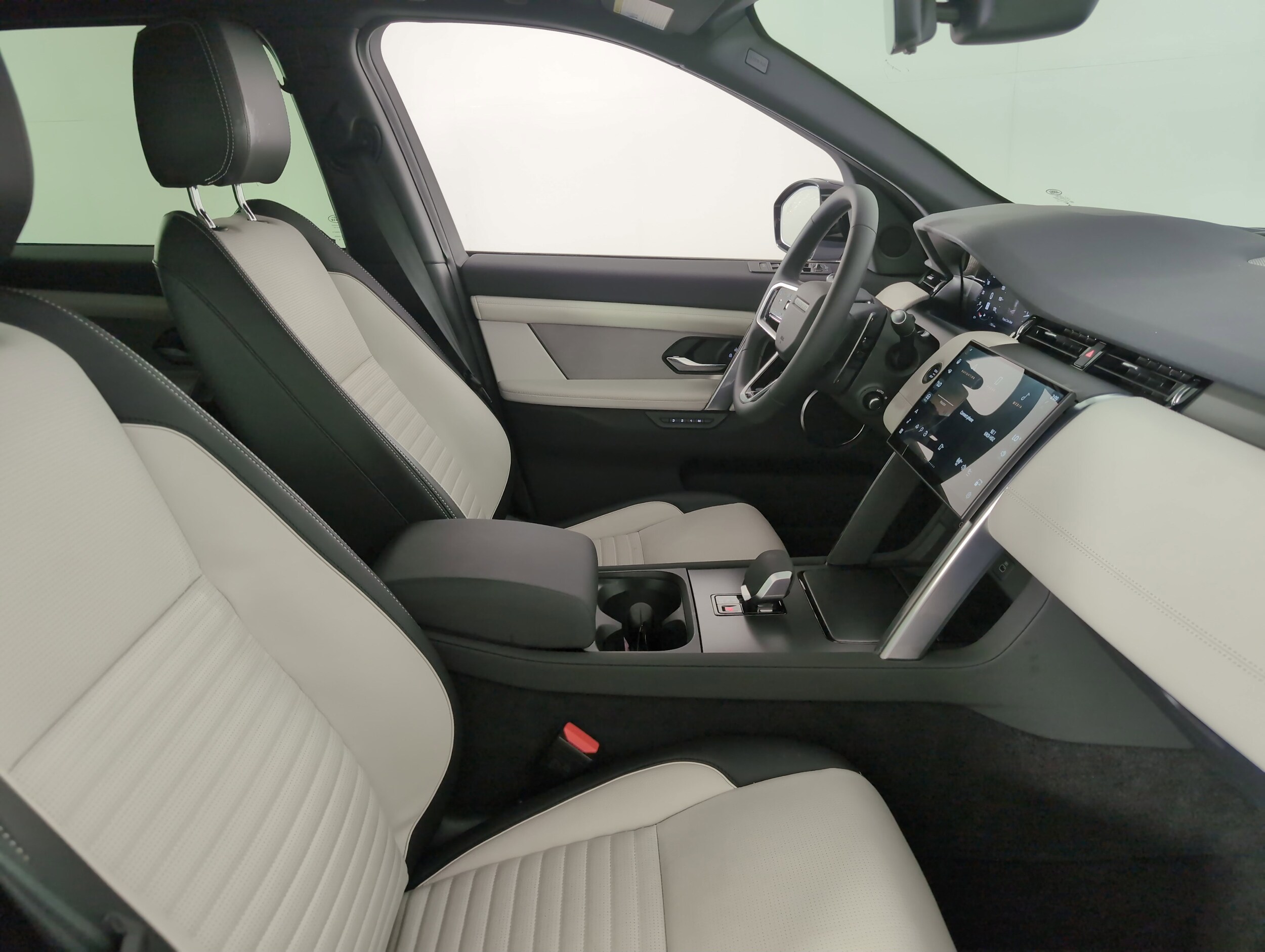 2024 Land Rover Discovery Sport Dynamic SE photo 3