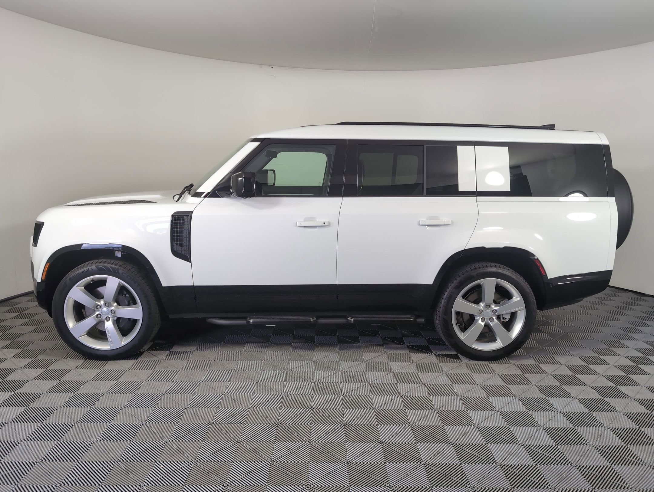 2025 Land Rover Defender 130 X-Dynamic SE photo 2