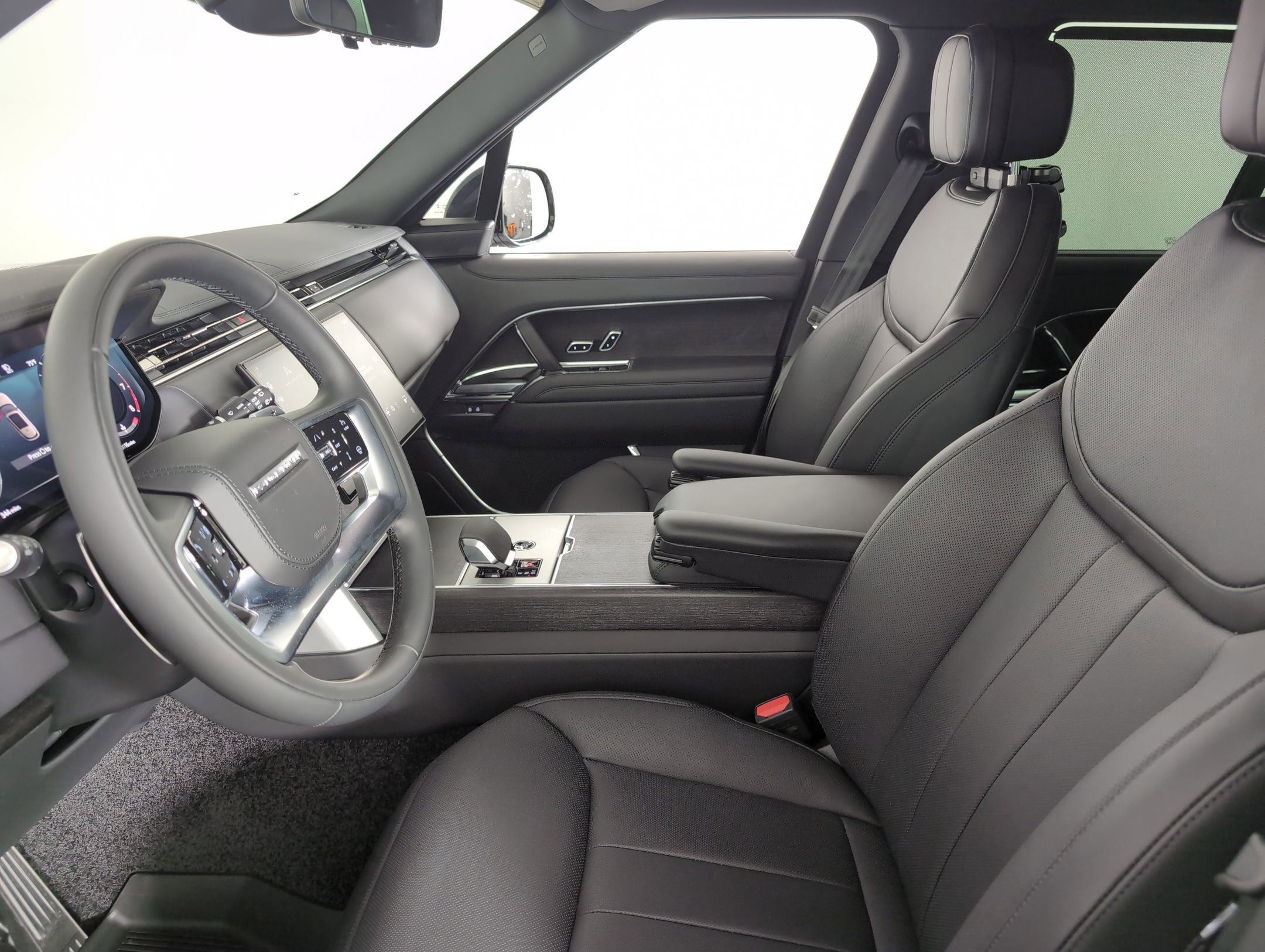 2025 Land Rover Range Rover SE photo 4
