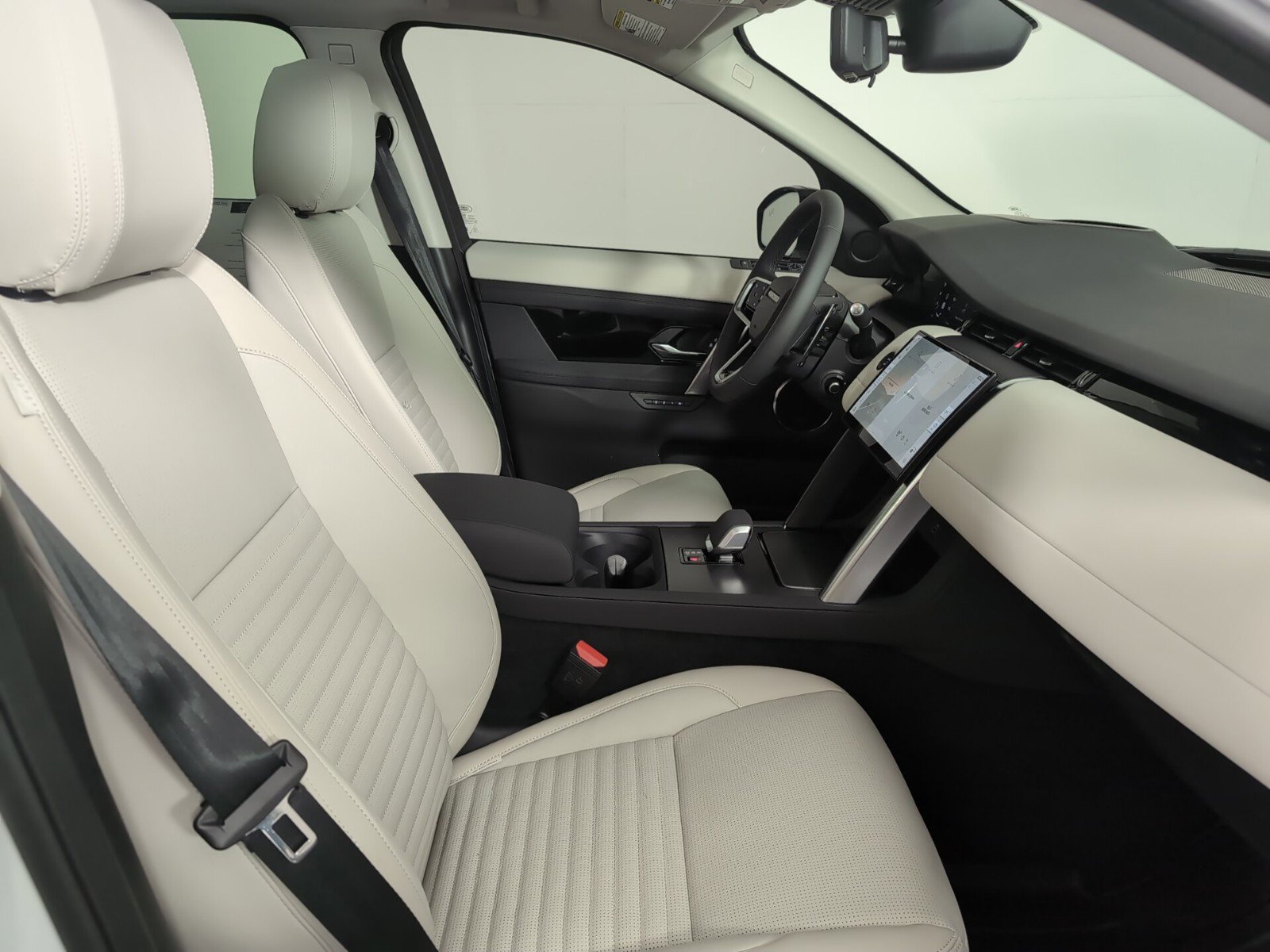 2025 Land Rover Discovery Sport S photo 3
