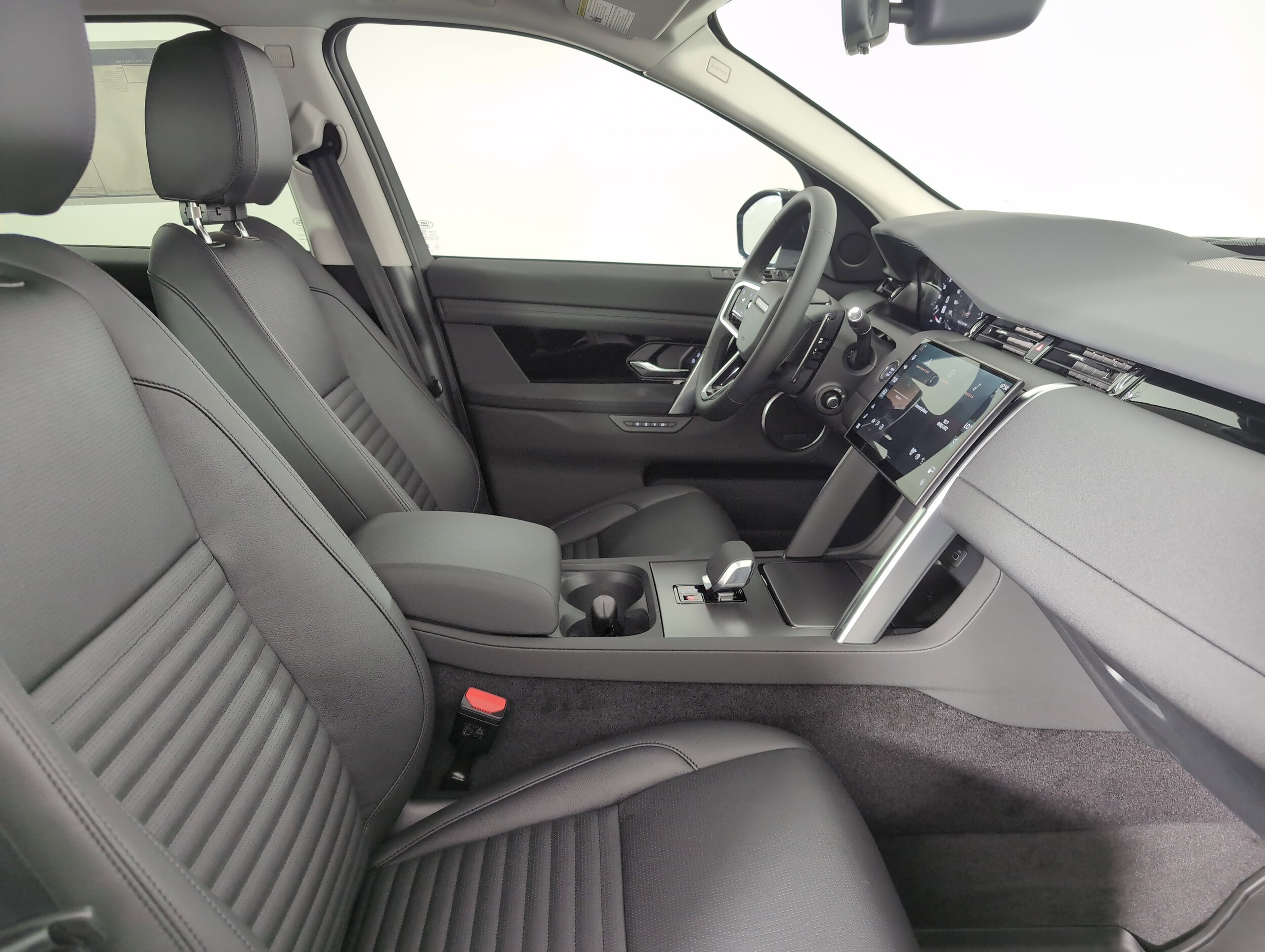 2025 Land Rover Discovery Sport S photo 3