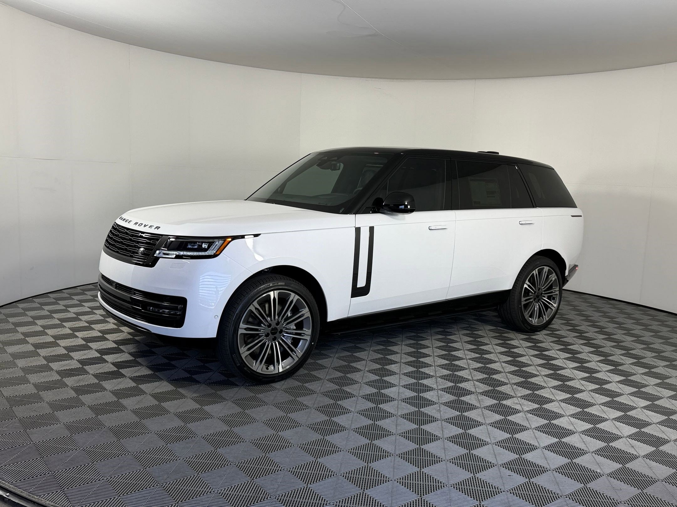 2026 Land Rover Range Rover 4.4 SE LWB 7's photo