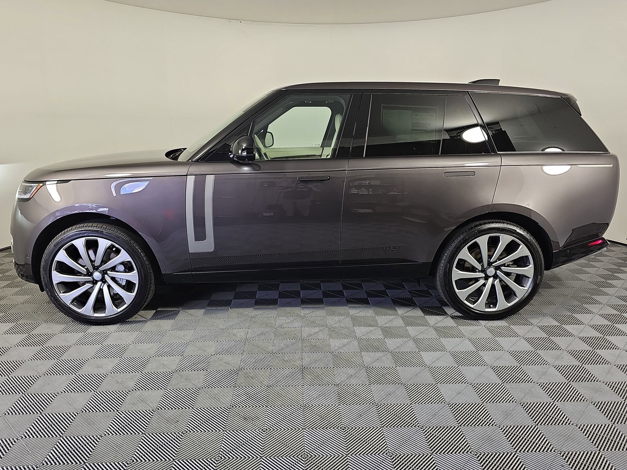2025 Land Rover Range Rover SE photo 2